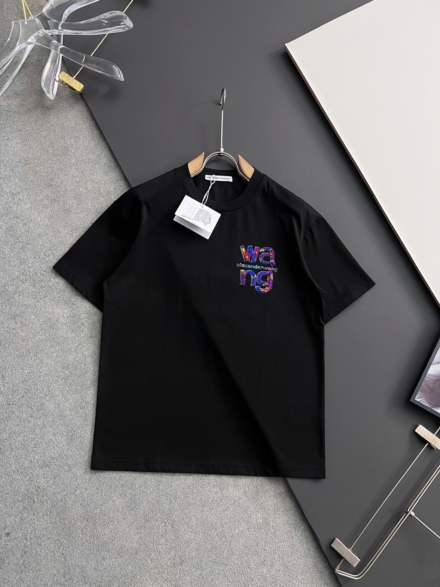 NO:159816,) 2025 exclusive · New product!  Wang* hot product] hot product spot spring and summer short sleeves, simple basic wardrobe artifact, casual and versatile must-have) workmanship and wiring texture, two colors recommended) slightly loose version [Strong] code M-3XL), T-shirt, alexander wang19860909）2025独家·新品！Wang*爆款】爆款现货春夏短袖,简约基础衣橱神器, 休闲百搭必备款）做工走线质感一流,两色推荐）微宽松版型[强]码数M-3XL）,,T-shirt,alexander wang,Men's clothing