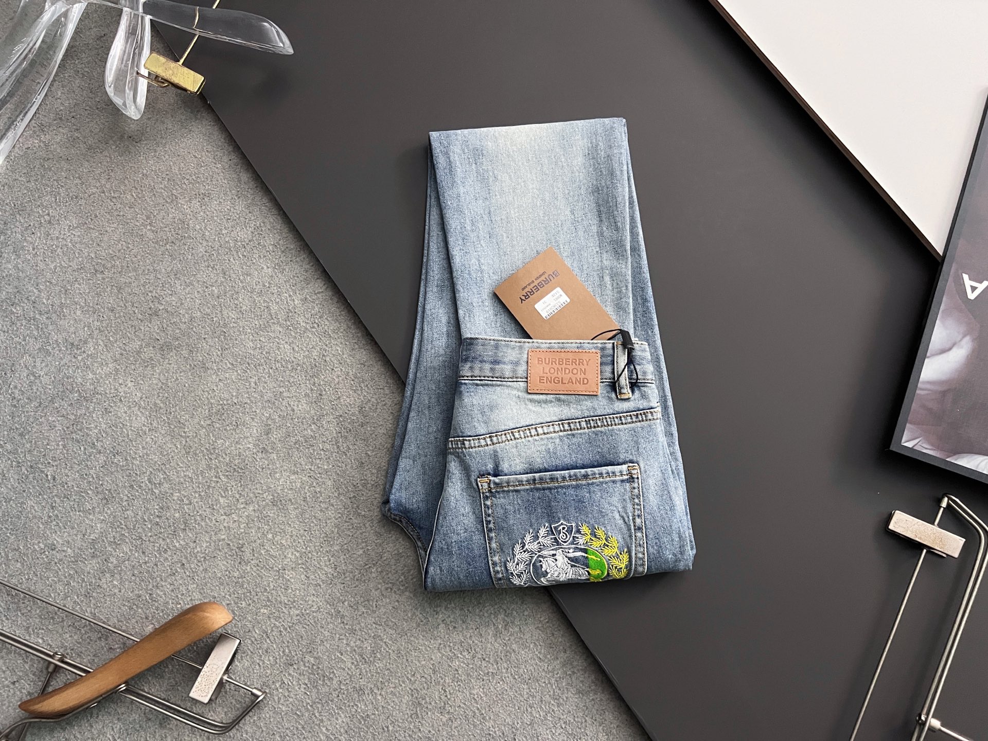 NO:159820,) Bur*, heavy industry water-washed casual jeans, imported original washing elastic fabric, comfortable and elastic, unique design, super positive style, comfortable and breathable, extremely high grade, counter quality, handsome upper body, 29-38 (35, 37), ,burberry, jeans, alexander wang19860909）Bur*、重工水洗休闲牛仔裤,进口原版水洗弹力面料,舒适有弹性,独特设计,版型超正,舒适透气,档次极高,专柜品质,上身帅气十足,码数29-38（35、37）,,burberry,jeans,alexander wang,Men's clothing