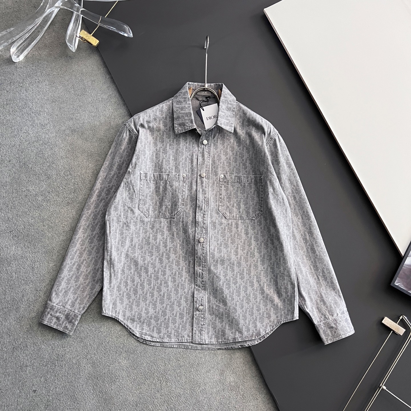 NO:159824,Clothes, pants P) CD, 25SS new jacquard shirt set, this shirt set is decorated with Oblique prints, and a new interpretation of Dior's classic pattern. It is carefully crafted in gray and light blue cotton denim, with patch pockets on the chest and the buttons are decorated with Dior logo. The unique and simple design is novel and unique, and there are two colors to choose from. It is highly recommended!  Top size 39 40 41 42 Pants size: 46 48 50 52 54 56,,dior,shirts,alexander wang19860909衣服、裤子P）CD、25SS新款提花衬衫套装,这款衬衫套装通体饰以Oblique 印花,全新演绎Dior的经典图案.采用灰色和浅蓝色棉质牛仔布精心制作,胸前带有贴袋,纽扣饰以 Dior 标志.别出心裁的简约设计,款式新颖别致,有两个颜色可供挑选,强烈推荐！ 上衣码数39 40 41 42 裤子码数:46 48 50 52 54 56,,dior,shirts,alexander wang,Men's clothing