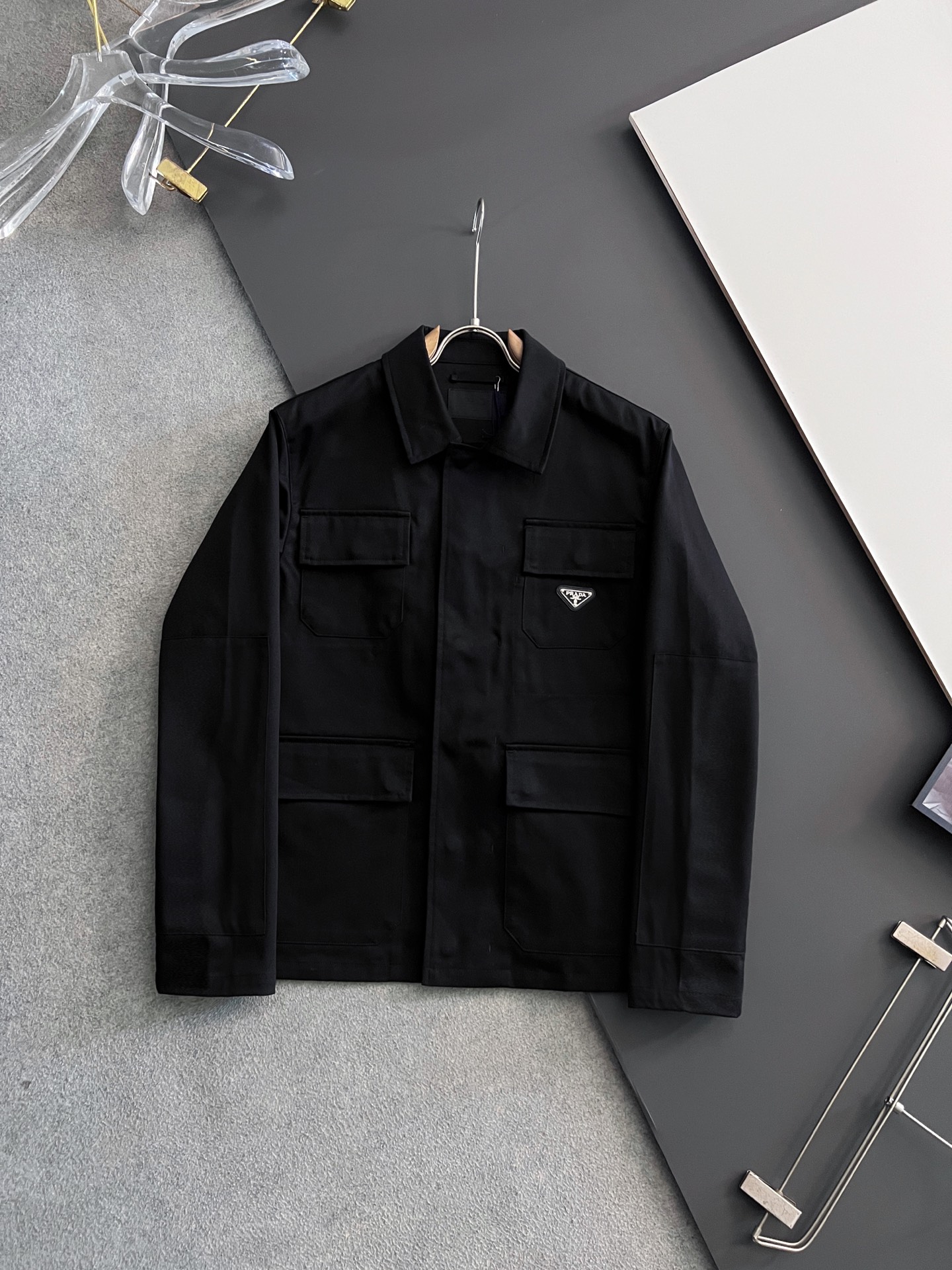 NO:159826,Clothes, pants P) Prad*25ss new metal micro-label tool set, this tool set is made of classic cotton, tops and pants are classic in tool style, tops have 4 pockets, triangular metal micro-labels, and snap-button opening and closing in the pockets, which is convenient and practical. The pants are made of wide-legged guards and are individually worn. Decorated with enamel triangle metal logo, the whole set is super straight, and the upper body is very comfortable, handsome and upscale. Highly recommended!  Tops and pants S M L XL, prada, alexander wang19860909衣服、裤子P）Prad*25ss新款金属微标工装套装,这款工装套装以经典棉质制作,上衣和裤子以工装版型为经典,上衣有4口袋设计,饰有三角金属微标,口袋处以按扣开合,即方便又实用,裤子以阔腿卫实穿个性.饰以涂珐琅三角形金属徽标,整套版型超正,上身非常舒适帅气上档次.强烈推荐！ 上衣和裤子码数S M L XL,,prada,alexander wang,Men's clothing