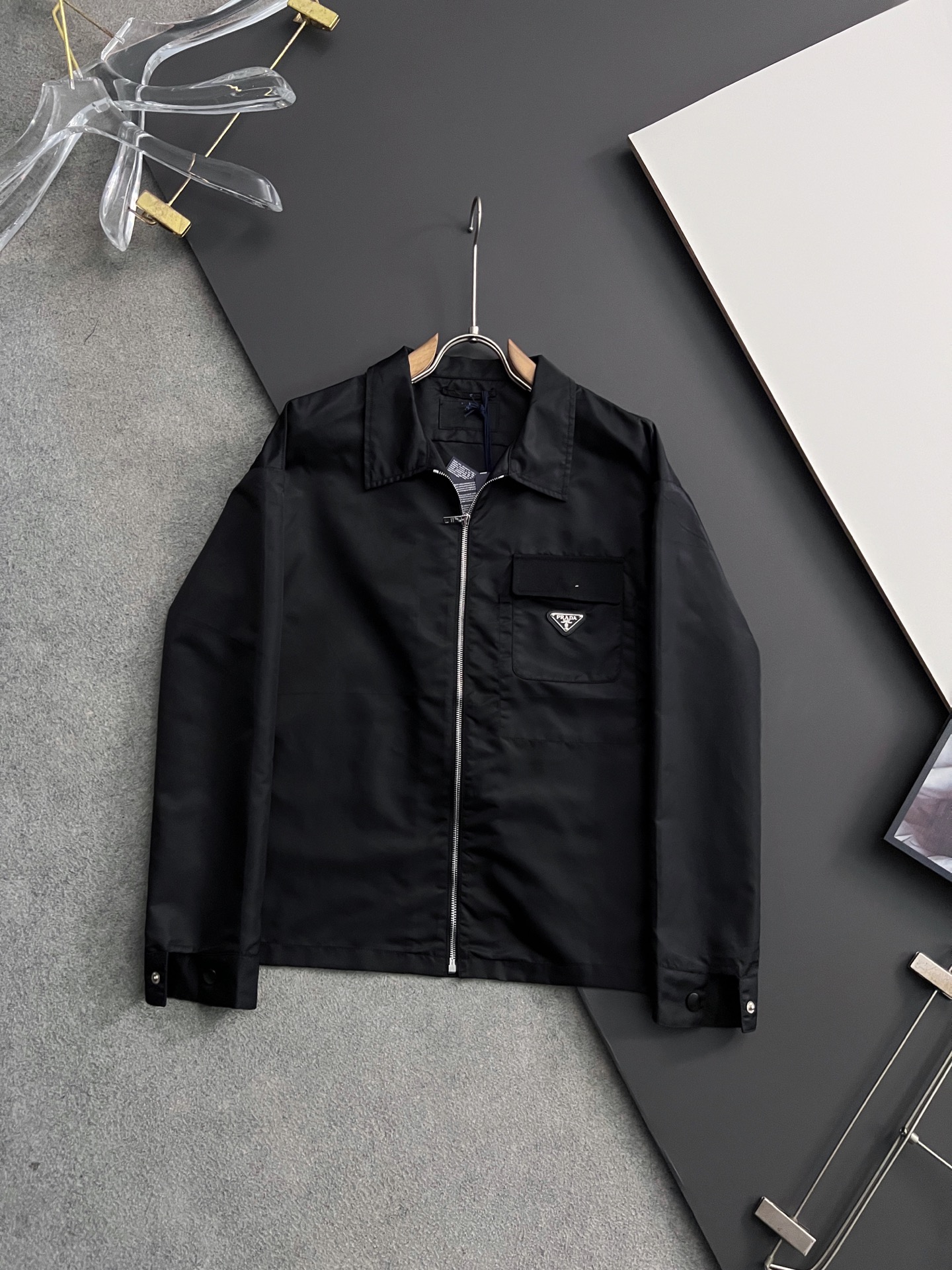 NO:159828,) Prad*25SS new zipper jacket, this Re-Nylon jacket has a simple and smooth silhouette, incorporates sports details, and the front chest pocket is decorated with an enamel triangle metal logo. Denim flip patch pocket, pull-up trouser closure, classic lapel design, excellent upper body effect, same style as men and women, highly recommended!  Count 46 48 50 52, prada, jackets & coats,alexander wang19860909）Prad*25SS新款拉链夹克,这款Re-Nylon夹克廓形简约流畅,融入运动细节,前胸口袋饰以涂珐琅三角形金属徽标. 牛仔布翻盖贴袋,拉裤开合,经典翻领设计,上身效果超级赞,男女同款,强烈推荐！ 码数46 48 50 52,,prada,jackets & coats,alexander wang,Men's clothing