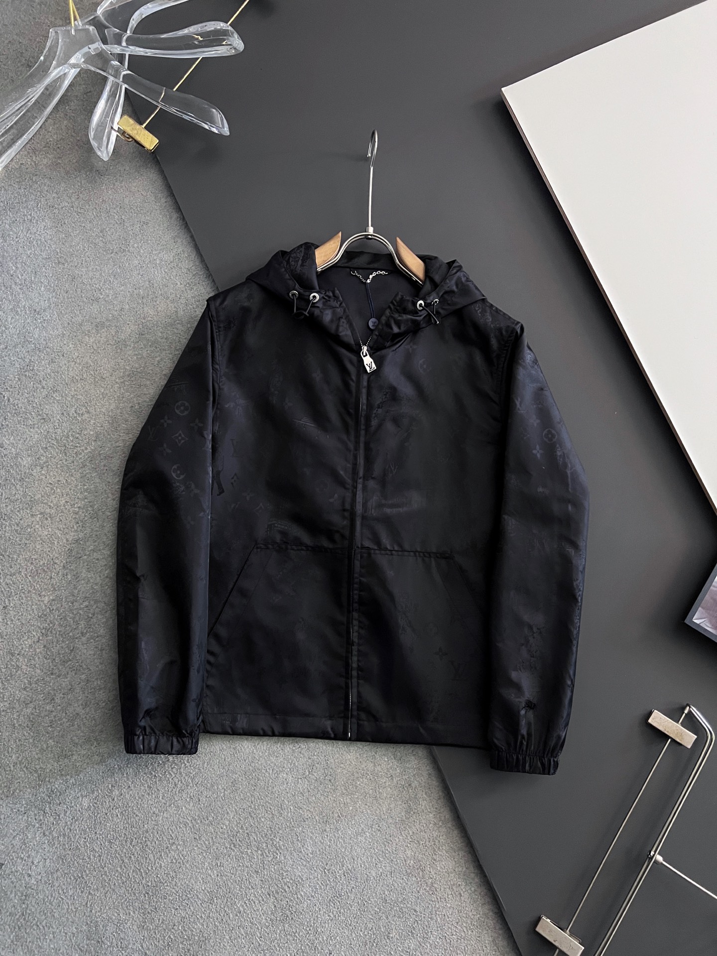 NO:159830,) 1V25ss new jacquard pattern jacket, this windproof jacket is decorated with Monogram City Walk jacquard pattern for technological fabrics, showing the fun of traditional Juyi prints and modern urban dog walking scenes, cleverly pointing out the theme of the series. The lightweight design and waterproof performance achieve the needs of the season change. Highly recommended!  Number of codes: 46 48 50 52,,jackets & coats,alexander wang19860909）1V25ss新款提花图案夹克,这款防风夹克为科技面料铺陈Monogram City Walk提花图案,展现传统茹伊印花与摩登都市遛狗场景的趣味相融,巧妙点明系列主题.轻便设计和防水性能成就换季时节需求.强烈推荐！ 码数:46 48 50 52,,jackets & coats,alexander wang,Men's clothing