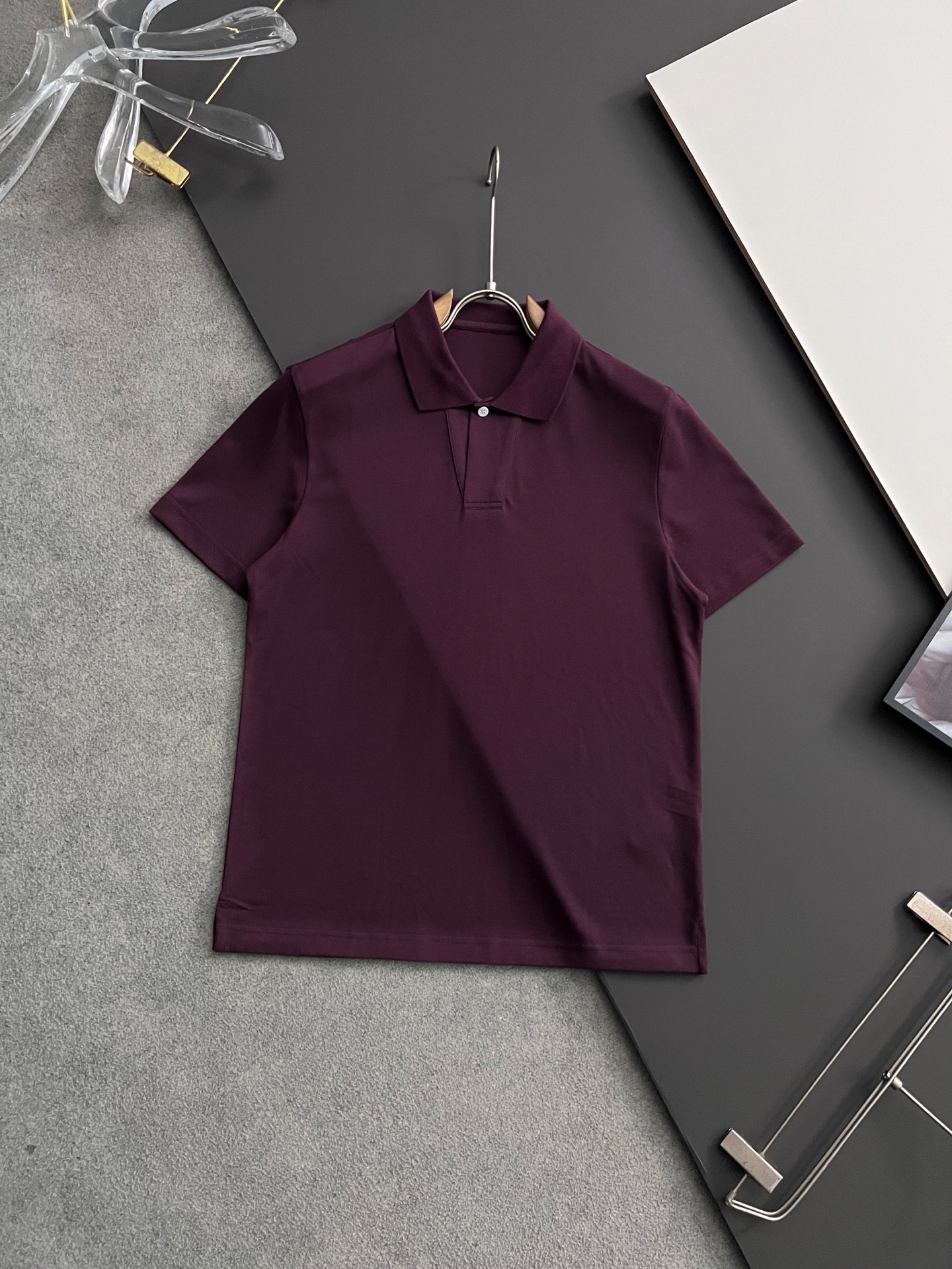 NO:159831,) Lss new high-end business casual polo polo shirt This polo shirt is made of wool bead floor fabric. The lapel design door barrel is designed with V-shaped buttons to add a sense of high-end elegance. It is a must-have item for business and leisure for men, and the upper body is excellent. Highly recommended!  Color white gray royal blue maroon gray green number S M L XL,,alexander wang19860909）Lss新款高端商务休闲马球polo衫 这款polo衫采用羊毛珠地面料制作而成,翻领设计门筒采用V字型纽扣设计,增加高级优雅感,是男士商务休闲必备单品,上身效果极佳.强烈推荐！ 颜色白色 灰色 宝蓝色 枣红色 灰绿色 码数S M L XL,,alexander wang,Men's clothing