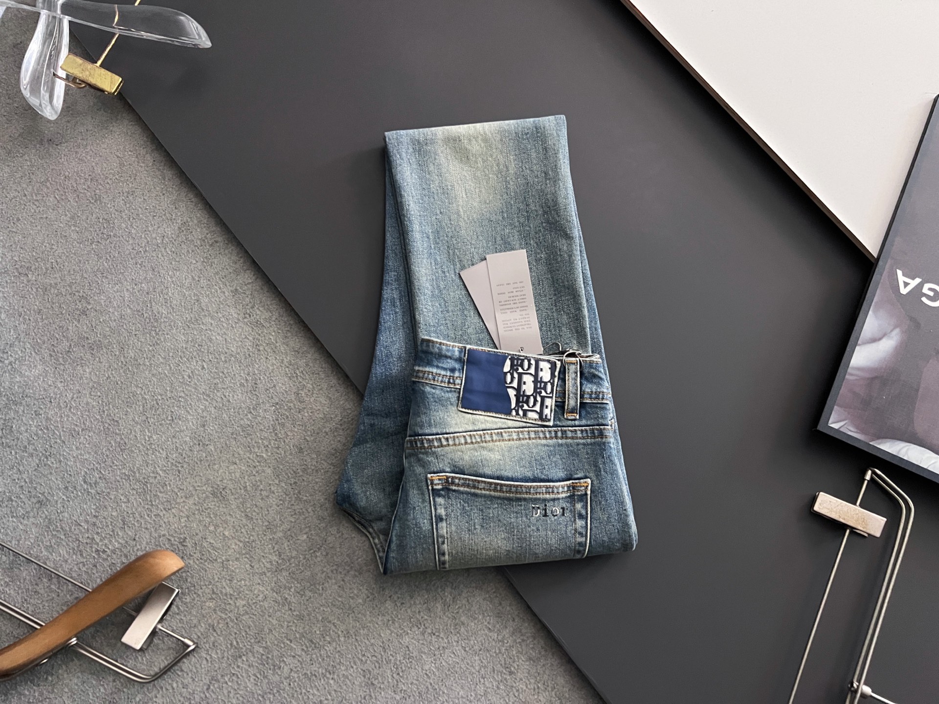 NO:162072,)KITON# 25 Spring and summer original single men's fashion casual denim jeans, Hong Kong foreign business channel goods, high-end Japanese OEM production, heavy platinum-grade products, counter same channel orders, 8K !  Officially announced the style of painting album poster!  Predictable single items, a pair of jeans dominated by fabrics and craftsmanship, abandons the previous style and tone and takes the minimalist route. They are very pure and neat and clean, and the level of control in terms of dressing is not limited. They can be business or casual and fashionable, both solemn and harmonious, and have a full aura!  Customer-supplied high-quality imported denim original color fabric, specially selected Japanese Okayama pure 13oz ounce denim fabric, heavy environmentally friendly plant enzyme washing process, the texture has a light retro color, which is quite beautiful. The fabric is soft and delicate after washing, but has a strong bones and a little elastic, providing an excellent comfort experience, without any damage to the craft elements throughout the body, retaining the purest tannin color!  The details are impeccable, perfectly following the elements of the new season. The latest waist leather mark highlights the brand characteristics. Combined with elegant brand elements, it highlights the quality of the details. It is equipped with the iconic twisted buttons of the season, which adds a lot of visual points. It is fashionable and modern, and is very exquisite. It highlights the brand identity in the details and strongly reflects the overall luxury and high-end feeling!  The color matching is a classic and fashionable high-end counter color, with tough and capable lines, which meets the most popular color for men. It is very pure saturation gray, with perfect style and excellent hip lifting effect. It can easily sweep any top matching in the wardrobe. It has extensive compatibility and is satisfied with various daily outfits. It has a lot of upper body styles and must-have trousers for quality control and denim control!  Color blue Size 29 30 31 32 33 34 36 38,,jeans,alexander wang19860909）KITON# 25 春夏原单男士时装休闲丹宁牛仔裤,香港洋行渠道货,高端日本代工出品,重磅白金级臻品,专柜同渠道订单,8K ！官宣画册海报穿搭款！ 可预测性的爆卖单品,以面料和工艺为主导的一款牛仔裤,摒弃了以往的风格与基调,走了极简的路线,非常纯粹且利落干净,穿搭性方面驾驭层次不受局限,即可商务也可休闲时髦,亦庄亦谐,自带满格气场！ 客供高级进口的丹宁原色面料,特选日本冈山纯正13oz 盎司牛仔布料,重磅环保植物酵素水洗工艺,肌理有着淡淡的复古色彩,相当漂亮,面料经过水洗后柔软细腻,但筋骨感极强,且略带弹力,提供了绝佳的舒适体验,通身无任何工艺元素破坏,保留了最纯粹的丹宁本色！ 细节无可挑剔,完美沿袭了新一季的元素,最新的腰部皮标彰显了品牌特质,结合优雅的品牌元素,凸显了细节之品质感,搭载当季标志性扭曲纽扣,视觉方面加分不少,时髦而摩登,非常精湛,于细节之处即彰显了品牌身份又强烈体现出整体的奢华与高级感！ 配色属于经典时尚高级专柜色,硬朗干练的线条,符合男性最为心头好的色调,非常纯粹的饱和度灰,版型剪裁完美,提臀修身效果绝佳,可轻松横扫衣橱任何的上装搭配,兼容性广泛,满足于日常各种穿搭,上身型款十足,于品质控及牛仔迷控者必入型裤装！ 颜色蓝色 尺码29 30 31 32 33 34 36 38,,jeans,alexander wang,Men's clothing