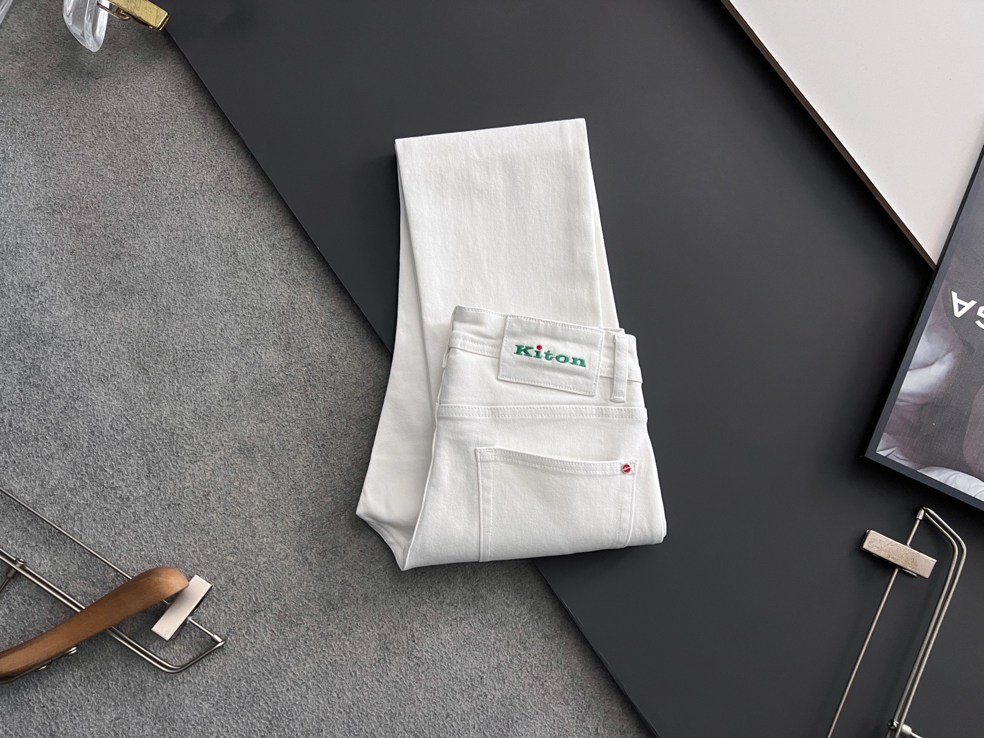 NO:162075,) The ceiling in the denim. Rolls-Royce high-end beauty, invincible in any fabric style. KITON# 25 Spring and summer original single men's fashion casual denim jeans, Hong Kong foreign company channel goods, high-end Japanese OEM production, heavy platinum-grade products, counter same channel orders, 8K !  Officially announced the style of painting album poster!  Predictable single items, a pair of jeans dominated by fabrics and craftsmanship, abandons the previous style and tone and takes the minimalist route. They are very pure and neat and clean, and the level of control in terms of dressing is not limited. They can be business or casual and fashionable, both solemn and harmonious, and have a full aura!  Customer-supplied high-quality imported denim original color fabric, specially selected Japanese Okayama pure 13oz ounce denim fabric, heavy environmentally friendly plant enzyme washing process, the texture has a light retro color, which is quite beautiful. The fabric is soft and delicate after washing, but has a strong bones and a little elastic, providing an excellent comfort experience, without any damage to the craft elements throughout the body, retaining the purest tannin color!  The details are impeccable, perfectly following the elements of the new season. The latest waist leather mark highlights the brand characteristics. Combined with elegant brand elements, it highlights the quality of the details. It is equipped with the iconic twisted buttons of the season, which adds a lot of visual points. It is fashionable and modern, and is very exquisite. It highlights the brand identity in the details and strongly reflects the overall luxury and high-end feeling!  The color matching is a classic and fashionable high-end counter color, with tough and capable lines, which meets the most popular color for men. It is very pure saturation gray, with perfect style and excellent hip lifting effect. It can easily sweep any top matching in the wardrobe. It has extensive compatibility and is satisfied with various daily outfits. It has a lot of upper body styles and must-have trousers for quality control and denim control!  Color blue Size 29 30 31 32 33 34 36 38,,jeans,alexander wang19860909）牛仔里的天花板.劳斯莱斯 高端尤物 无论面料版型都无敌的纯在.KITON# 25 春夏原单男士时装休闲丹宁牛仔裤,香港洋行渠道货,高端日本代工出品,重磅白金级臻品,专柜同渠道订单,8K ！官宣画册海报穿搭款！ 可预测性的爆卖单品,以面料和工艺为主导的一款牛仔裤,摒弃了以往的风格与基调,走了极简的路线,非常纯粹且利落干净,穿搭性方面驾驭层次不受局限,即可商务也可休闲时髦,亦庄亦谐,自带满格气场！ 客供高级进口的丹宁原色面料,特选日本冈山纯正13oz 盎司牛仔布料,重磅环保植物酵素水洗工艺,肌理有着淡淡的复古色彩,相当漂亮,面料经过水洗后柔软细腻,但筋骨感极强,且略带弹力,提供了绝佳的舒适体验,通身无任何工艺元素破坏,保留了最纯粹的丹宁本色！ 细节无可挑剔,完美沿袭了新一季的元素,最新的腰部皮标彰显了品牌特质,结合优雅的品牌元素,凸显了细节之品质感,搭载当季标志性扭曲纽扣,视觉方面加分不少,时髦而摩登,非常精湛,于细节之处即彰显了品牌身份又强烈体现出整体的奢华与高级感！ 配色属于经典时尚高级专柜色,硬朗干练的线条,符合男性最为心头好的色调,非常纯粹的饱和度灰,版型剪裁完美,提臀修身效果绝佳,可轻松横扫衣橱任何的上装搭配,兼容性广泛,满足于日常各种穿搭,上身型款十足,于品质控及牛仔迷控者必入型裤装！ 颜色蓝色 尺码29 30 31 32 33 34 36 38,,jeans,alexander wang,Men's clothing