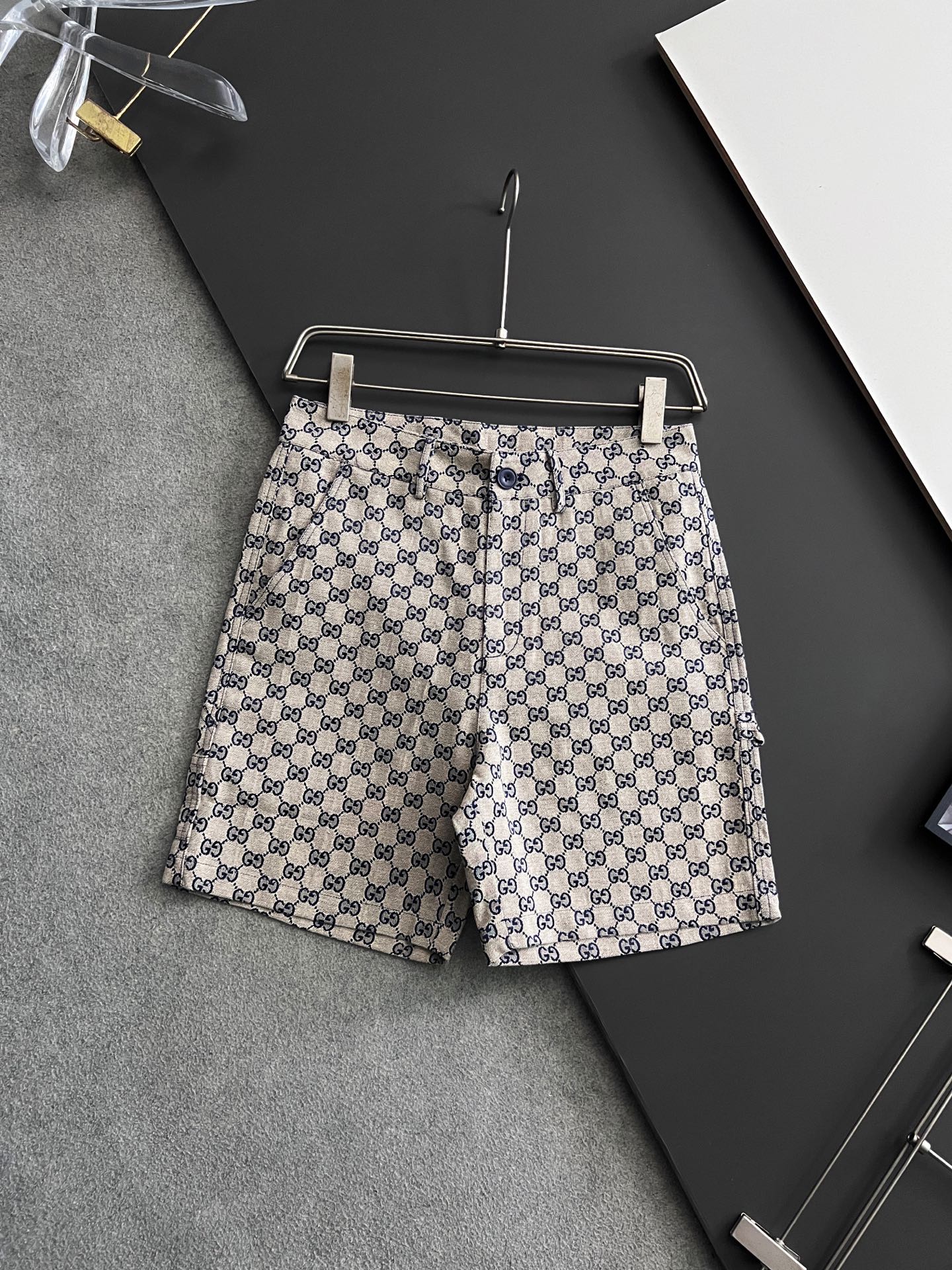 NO:162078,) GU25SS spring and summer new GG jacquard logo cotton shorts, men's red and green woven label decorative fashionable casual and versatile shorts!  Trading companies have sparse channels and are released on the official website at the same time!  GG jacquard shorts, as a model work that emphasizes both fashion and quality, each of its details contains extraordinary craftsmanship and unique brand charm!  This shorts are made of customized pure cotton. The texture is not only crisp and stylish, but also ensures three-dimensional cutting and smooth lines when worn, but also allows the skin to enjoy natural breathing all day without losing comfort and breathability!  What really makes this shorts stand out is the classic GG pattern jacquard decoration carefully woven on the fabric through exquisite jacquard craftsmanship. This is not only a decoration, but also an intuitive display of the brand spirit!  With its delicate texture and distinct visual effects, the jacquard craft interprets the GG pattern into a retro and fashionable style. Each needle and thread reveals the ultimate pursuit of details, making the whole shorts full of a strong brand tone, allowing people to recognize their unique identity at a glance!  In the design, the combination of practicality and beauty is also emphasized. The double-closing design with branded buttons and zippers engraved with brand words is specially adopted, which not only ensures the convenience of wearing, but also cleverly incorporates brand elements, enhancing the overall sense of fashion!  The details of the red and green woven label in the back pocket are the finishing touch. Not only are the bright colors, but they form a sharp contrast with the overall tone, but their delicate weaving process also demonstrates the brand's extraordinary skills in detail processing, which makes people admire the details so unscrupulous!  Black/Apricot/Gray, three colors into it!  Size M-3XL M size waist 76cm-hip circumference 98cm-front 30cm-thigh circumference 62cm-thigh circumference 46cm L size waist 79cm-hip circumference 101cm-front 31cm-thigh circumference 64cm-thigh circumference 47cm XL size waist 82cm-thigh circumference 104cm-front 32cm-thigh circumference 66cm-thigh circumference 48cm XXL size waist 86cm-thigh circumference 108cm-front 33cm-thigh circumference 68cm-thigh circumference 49cm 3XL size waist 90cm-thigh circumference 112cm-front 33cm-thigh circumference 70cm-thigh circumference 50cm Size recommendation (standard version) Height 174-140 catties, try on L size appropriate!  A boy can choose M code within 130 catties, a L code for 130-143 catties, a XL code for 143-156 catties, a XXL code for 156-170 catties, and a 3XL code for 170-catties!  ,,shorts,alexander wang19860909）GU25SS春夏新款GG提花标识全棉短裤,男士红绿织唛装饰时尚休闲百搭短裤！贸易公司渠道稀出,同步官网发售！GG提花短裤,作为时尚与品质并重的典范之作,其每一处细节都蕴含着不凡的匠心与独特的品牌魅力！ 这款短裤选用客供定制纯棉材质,不仅质地挺括有型,确保了穿着时的立体剪裁与流畅线条,更在不失舒适透气性的前提下,让肌肤享受全天候的自然呼吸！而真正让这条短裤脱颖而出的,是其面料上经过精湛提花工艺精心织造出的满幅经典GG图案提花装饰,这不仅仅是一种装饰,更是品牌精神的直观展现！提花工艺以其细腻的纹理与层次分明的视觉效果,将GG图案演绎得复古而时髦,每一针每一线都透露出对细节的极致追求,使得整件短裤充满了浓厚的品牌调性,让人一眼便能辨认出其独特的身份标识！ 在设计上同样注重实用与美观的结合,门襟处特别采用了刻有品牌字样的纽扣与拉链双重开合设计,既保证了穿着的便捷性,又巧妙地融入了品牌元素,提升了整体的时尚感！而后兜处的红绿织唛细节,更是点睛之笔,不仅色彩鲜明,与整体色调形成鲜明对比,更以其细腻的织造工艺,展现了品牌在细节处理上的不凡功力,让人不禁赞叹其细节之处竟也如此无法挑剔！黑色/杏色/灰色,三色入！尺码M-3XL M码腰围76cm-臀围98cm-前档30cm-大腿围62cm-裤长46cm L码腰围79cm-臀围101cm-前档31cm-大腿围64cm-裤长47cm XL码腰围82cm-臀围104cm-前档32cm-大腿围66cm-裤长48cm XXL码腰围86cm-臀围108cm-前档33cm-大腿围68cm-裤长49cm 3XL码腰围90cm-臀围112cm-前档33cm-大腿围70cm-裤长50cm 尺码推荐（标准版型） 身高174-140斤,试穿L码合适！ 男生体重130斤以内选择M码,130-143斤选择L码,143-156斤选择XL码,156-170斤选择XXL码,170-斤选择3XL码！,,shorts,alexander wang,Men's clothing