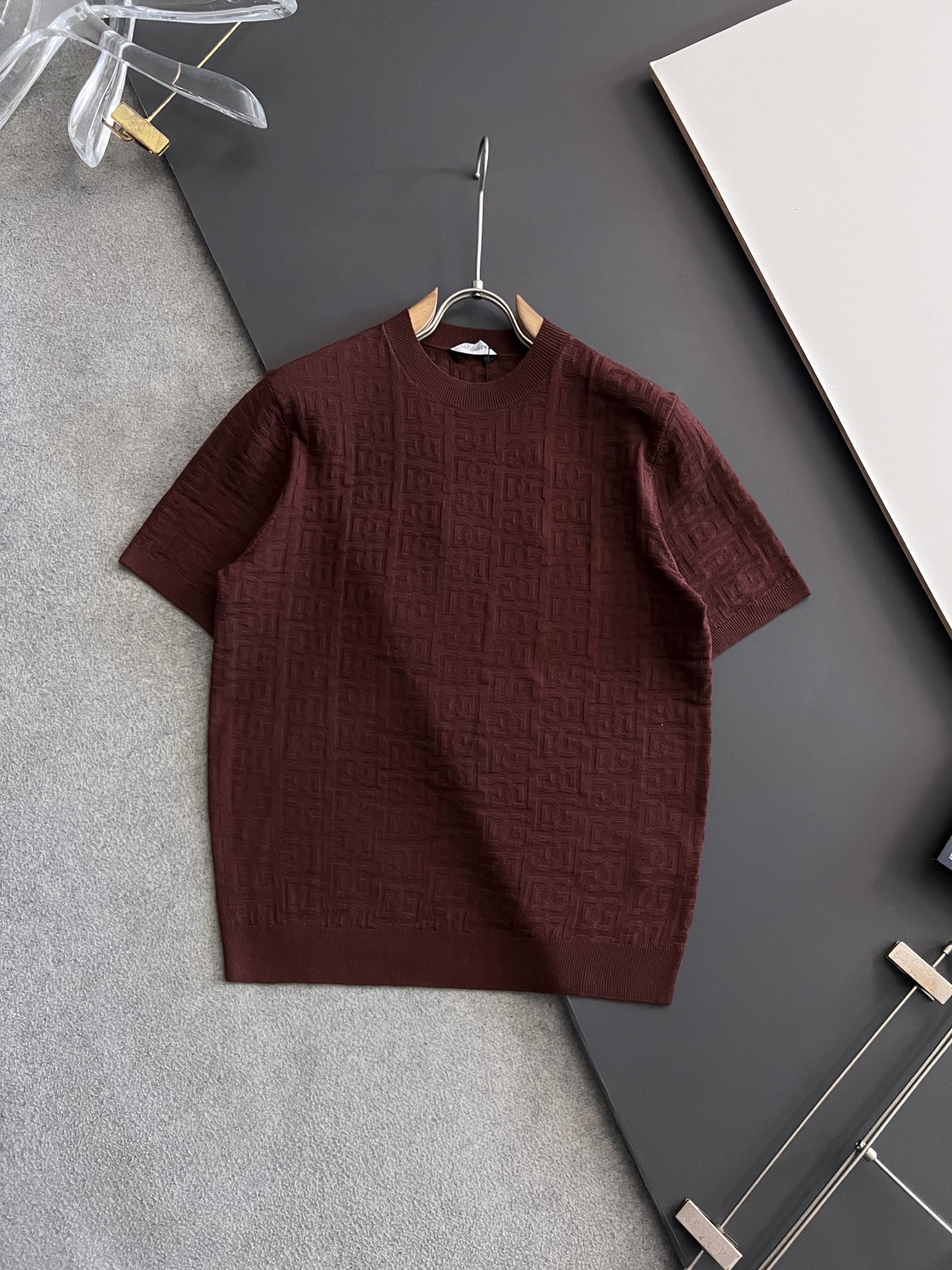 NO:162084,)DG*2025 new season spring men's knitted short-sleeved T-shirt brand new 16-pin 16-pin Tensil initial cut fabric, light and soft, smooth and comfortable and breathable, excellent upper body effect, chest logo jacquard craftsmanship The overall simple design is fashionable and atmospheric, the details are really exquisite, and the quality of the large factory craftsmanship makes the overall design to the next level Size S- XXL,, Dolce&Gabbana, T-shirt,tees, t-shirt,alexander wang19860909）DG*2025新季春款男士针织短袖T恤全新支数16针天丝初剪面料,轻薄柔软 手感顺滑舒适透气,上身效果极佳,胸前logo提花工艺 整体简洁设计时尚大气,细节之处做工实在精湛,大厂工艺的品质保证让整体设计更上一个档次 尺码S- XXL,,Dolce&Gabbana,T-shirt,tees，t-shirt,alexander wang,Men's clothing