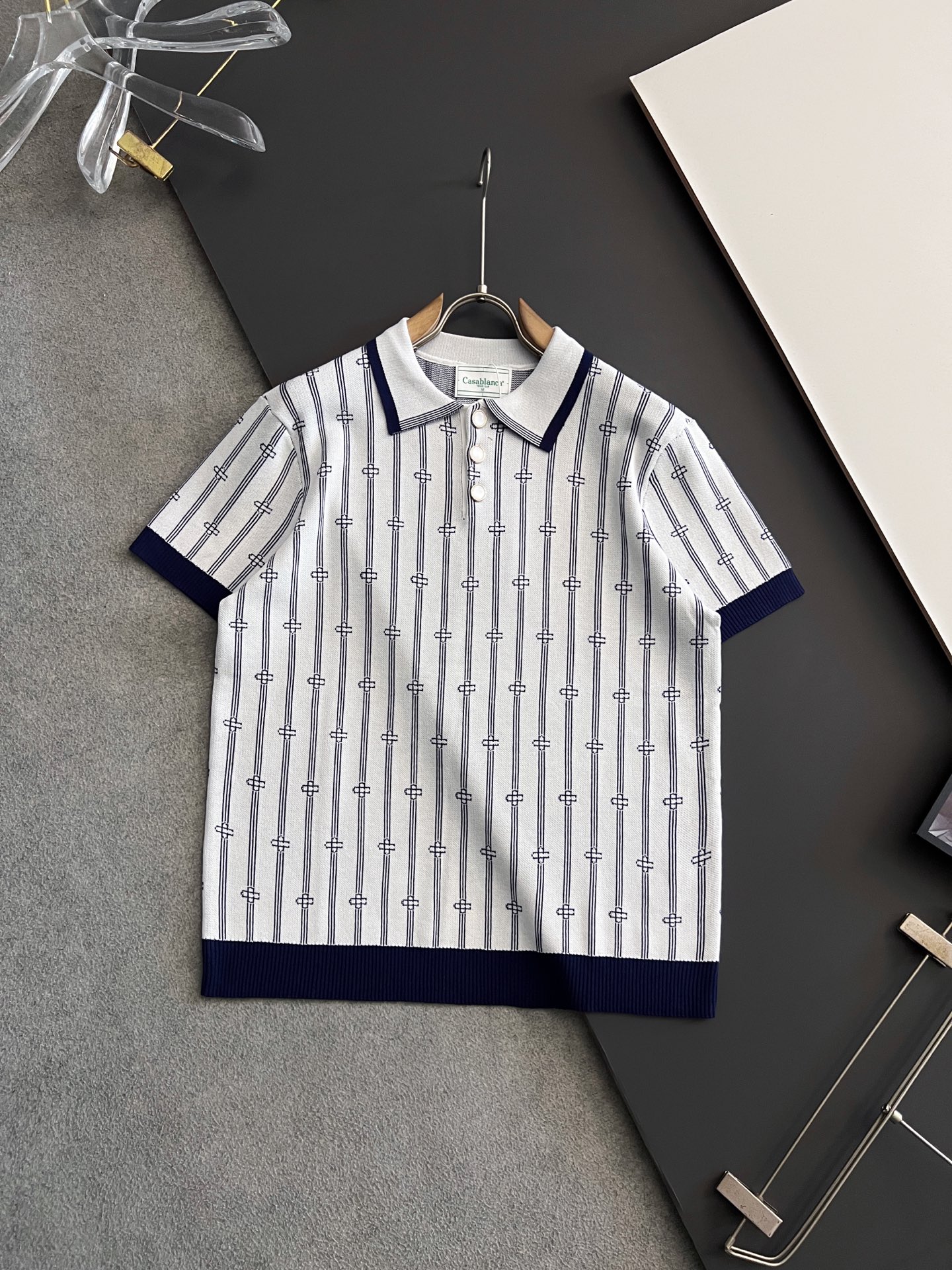 NO:162087,) Cas Blanca * 2025 new season spring men's knitted short-sleeved T-shirt brand new 16-pin 16-pin 1st-title 1st-cut fabric, light and soft, smooth and comfortable and breathable, excellent upper body effect, chest logo jacquard craftsmanship The overall simple design is fashionable and atmospheric, the details are really exquisite, and the quality of the large factory craftsmanship makes the overall design to the next level Size S- XXL,, T-shirt,tees, t-shirt,alexander wang19860909）Cas布兰卡*2025新季春款男士针织短袖T恤全新支数16针天丝初剪面料,轻薄柔软 手感顺滑舒适透气,上身效果极佳,胸前logo提花工艺 整体简洁设计时尚大气,细节之处做工实在精湛,大厂工艺的品质保证让整体设计更上一个档次 尺码S- XXL,,T-shirt,tees，t-shirt,alexander wang,Men's clothing