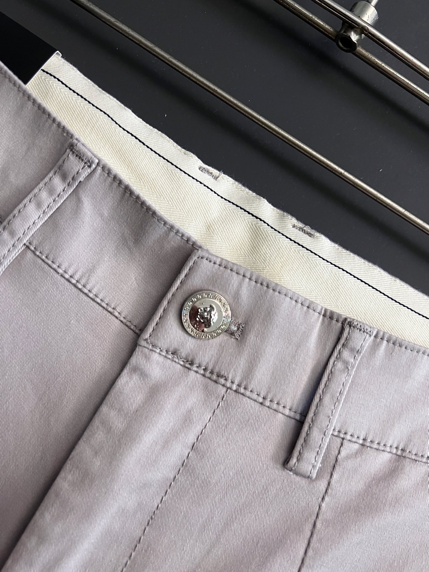 Luxurious and Stylish Cotton-Reformer Shorts by Versac: High-End Quality and Comfort. - 图片 8
