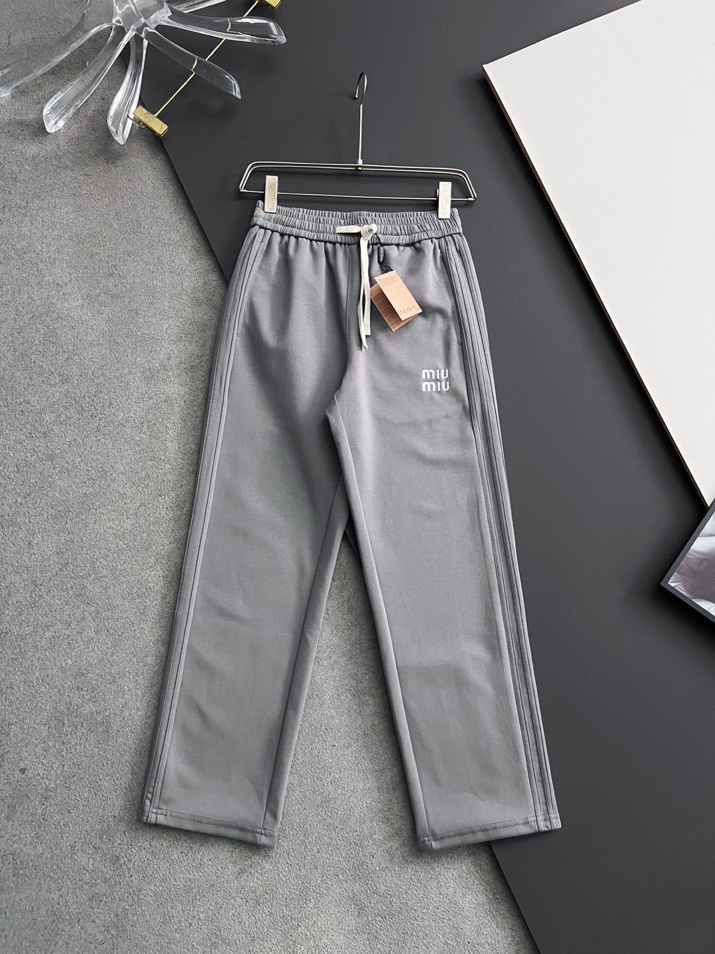 2025 Miumi* Battered Loafer: Classic Style with High Quality Fabric & Diverse Fashion - 图片 1