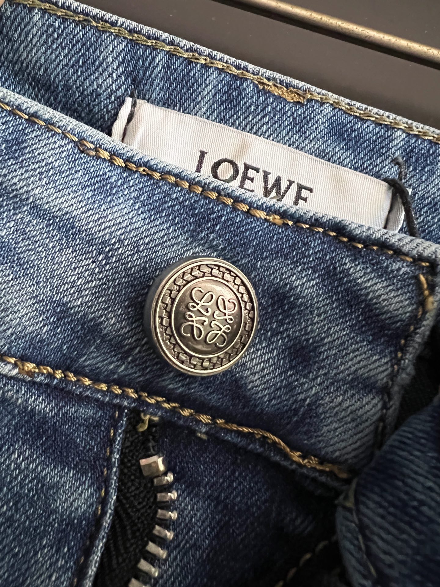 ）Loe*、重工水洗休闲牛仔裤，进口原版水洗弹力面料，舒适有弹性，独特设计，版型超正，舒适透气，档次极高