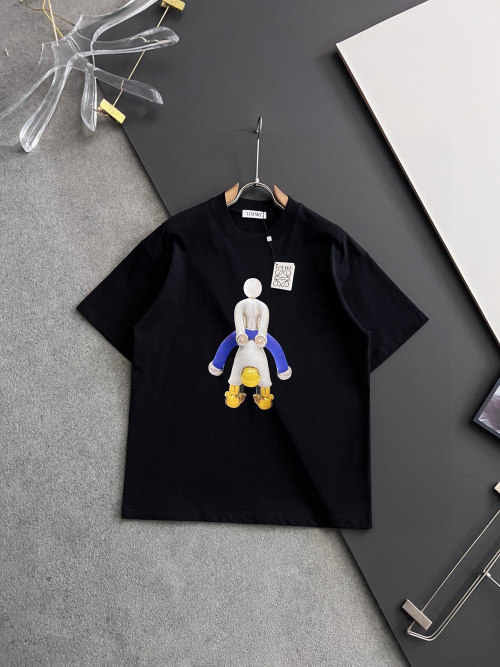 تي شيرت Loewe للرجال بتصميم عصري ومريح، قطن 100% 1 تي شيرت Loewe للرجال بتصميم عصري ومريح، قطن 100%