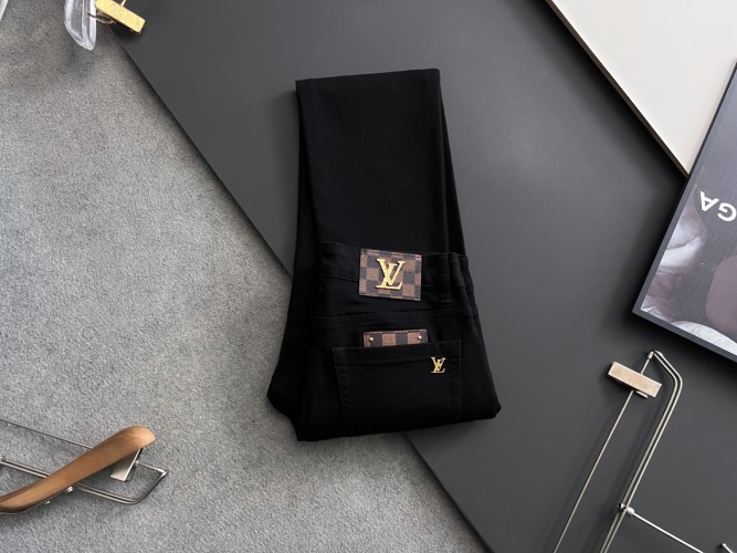 Jean Décontracté Délavé Louis Vuitton : Confort, Élégance et Style Intemporel 1 Jean Décontracté Délavé Louis Vuitton : Confort, Élégance et Style Intemporel
