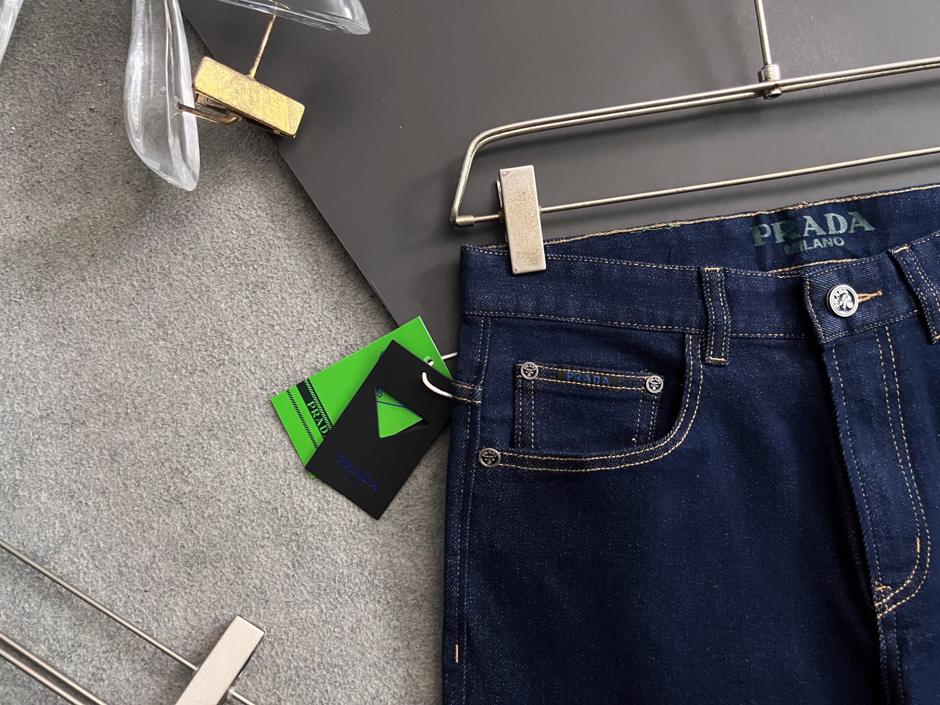 “High-Quality Prad* Recreational Jeans with Original Water-Washing Surfaces and Unique Design” - 图片 5