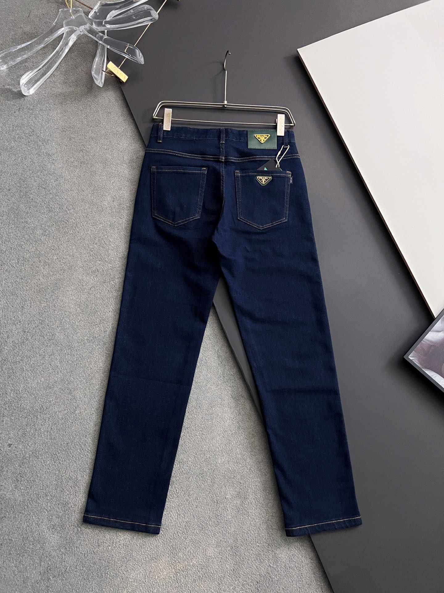 “High-Quality Prad* Recreational Jeans with Original Water-Washing Surfaces and Unique Design” - 图片 7