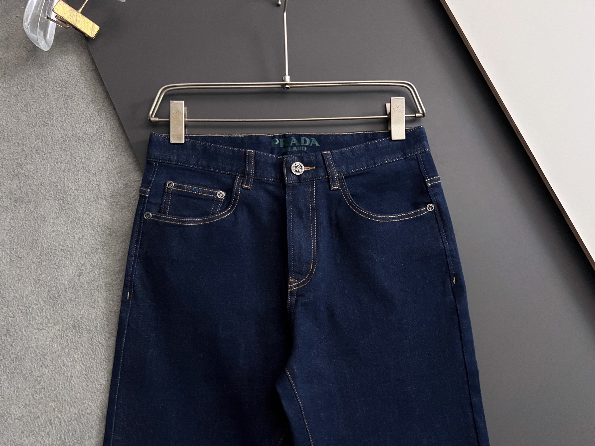 “High-Quality Prad* Recreational Jeans with Original Water-Washing Surfaces and Unique Design” - 图片 3