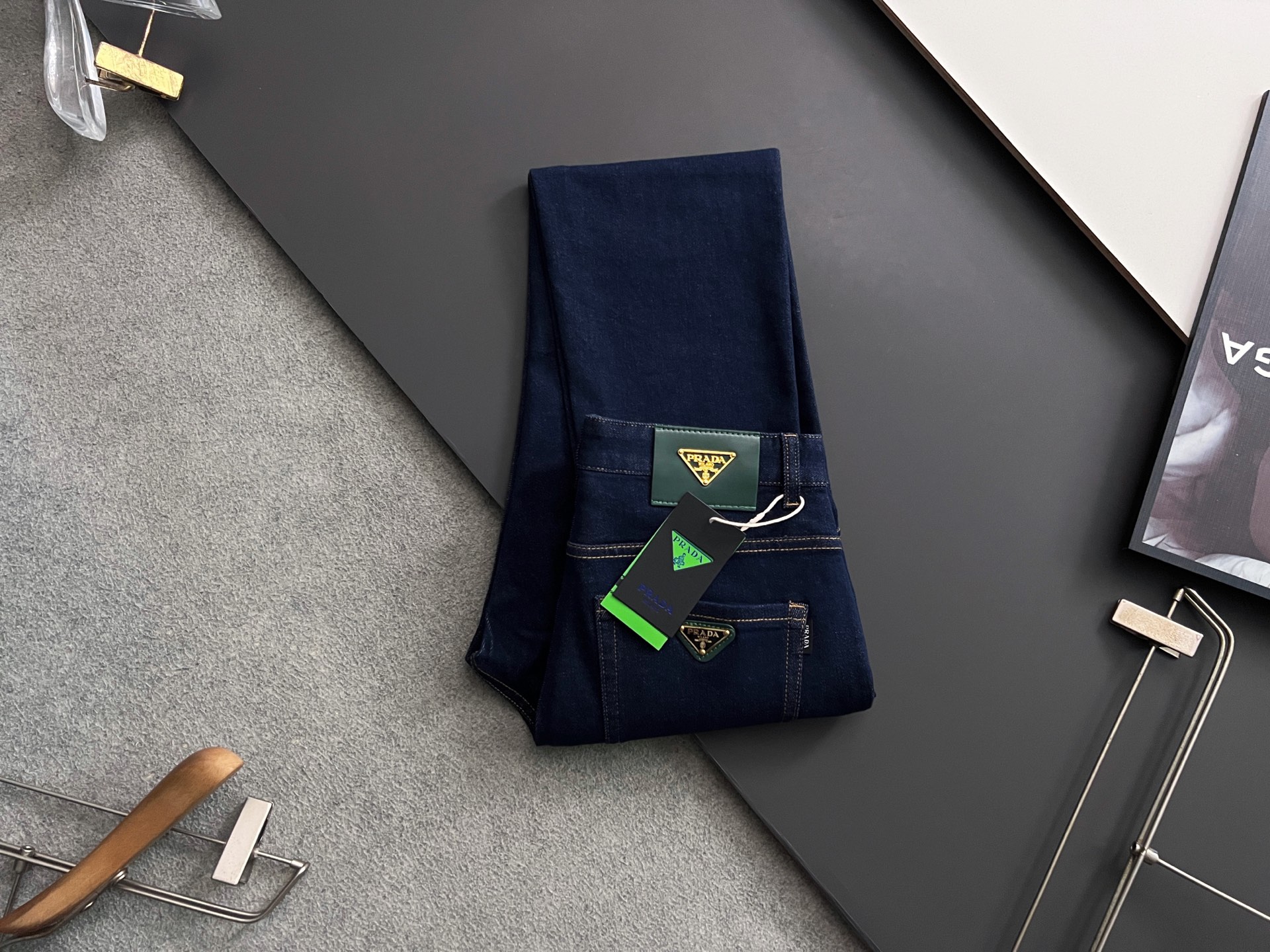 “High-Quality Prad* Recreational Jeans with Original Water-Washing Surfaces and Unique Design” - 图片 1