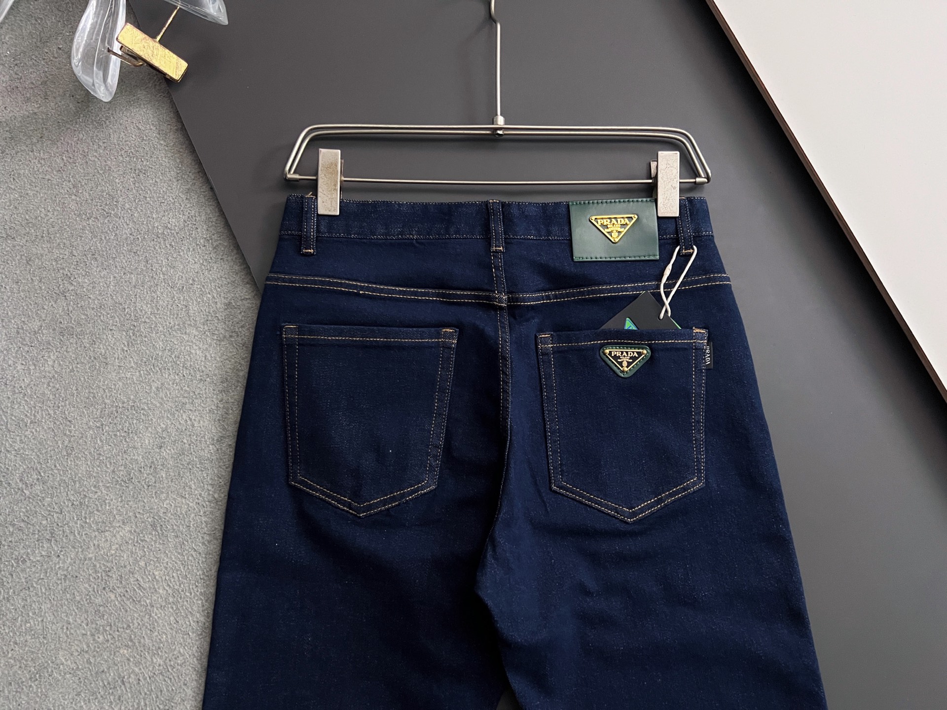 “High-Quality Prad* Recreational Jeans with Original Water-Washing Surfaces and Unique Design” - 图片 8
