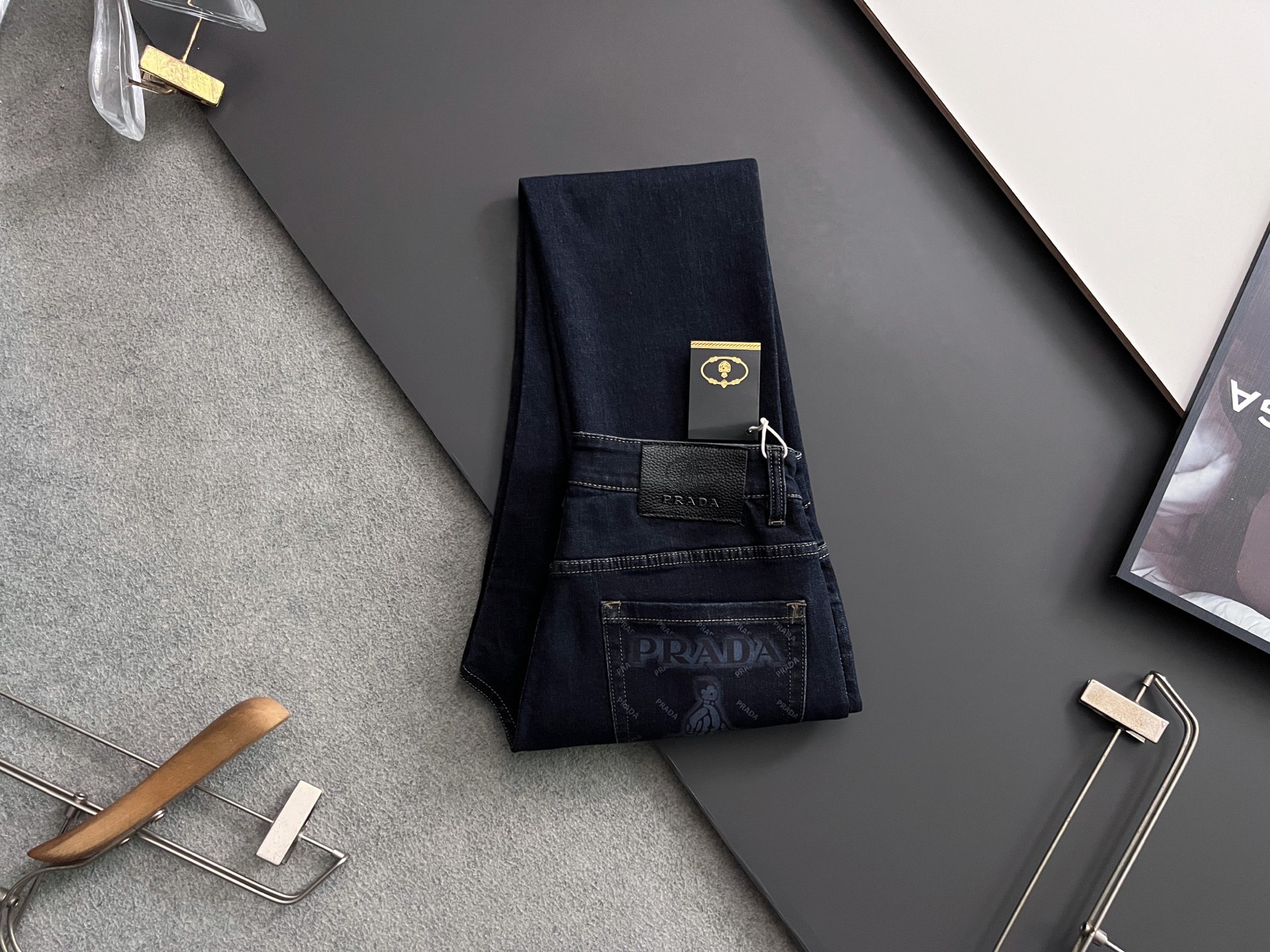 “High-Class Prad* Recreational Jeans: Original Water-Washing, Comfort, Elasticity, Unique Design” - 图片 1