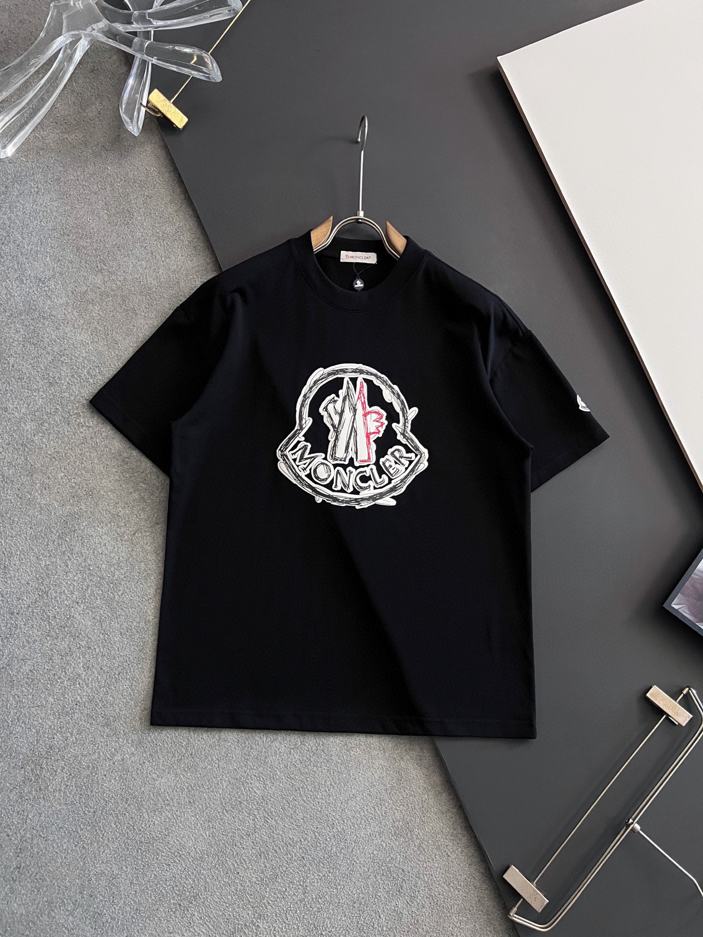 NO:431494,) Moncle*, 2025Ss hot model 280g pure cotton double yarn hot model spot four-season series short-sleeved series, simple basic wardrobe artifact, casual and versatile must-have) workmanship and wiring texture first-class, two colors recommended, white, black,) Exclusive version test, no solution for everyone to wear [Strong] code number M-3XL),, T-shirt, alexander wang19860909）Moncle*、2025Ss爆款280g纯棉双纱爆款现货四季系列短袖,简约基础衣橱神器, 休闲百搭必备款）做工走线质感一流,两色推荐白色、黑色、）独家版型测试上身无解谁穿都合适[强]码数Ｍ-3XL）,,T-shirt,alexander wang,Men's clothing