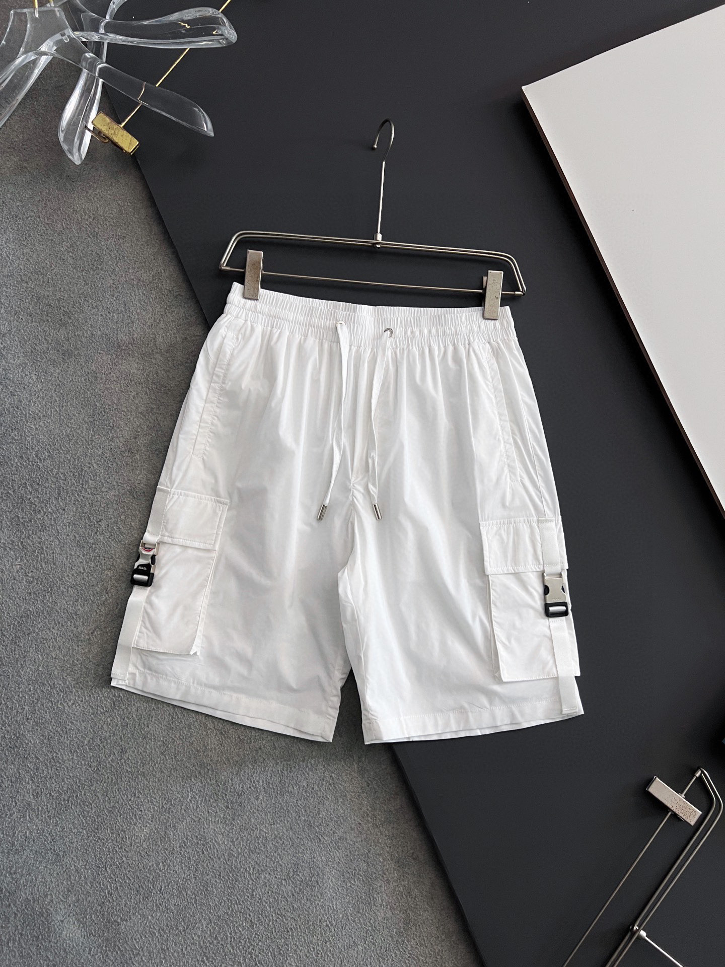 Prad*2025s Half-Sleeve Shorts: Logo Design on T-Shirt Series for New Season - 图片 8