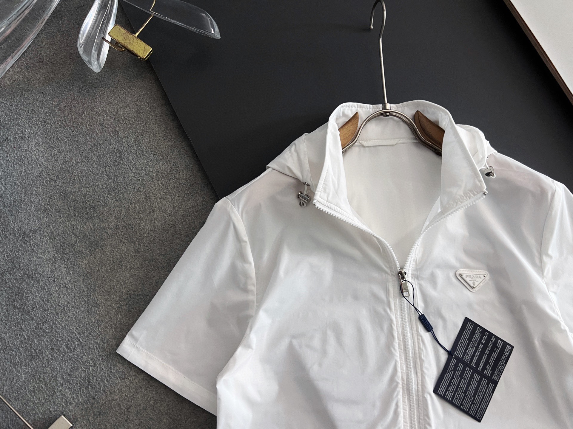 Prad*2025s Half-Sleeve Shorts: Logo Design on T-Shirt Series for New Season - 图片 3