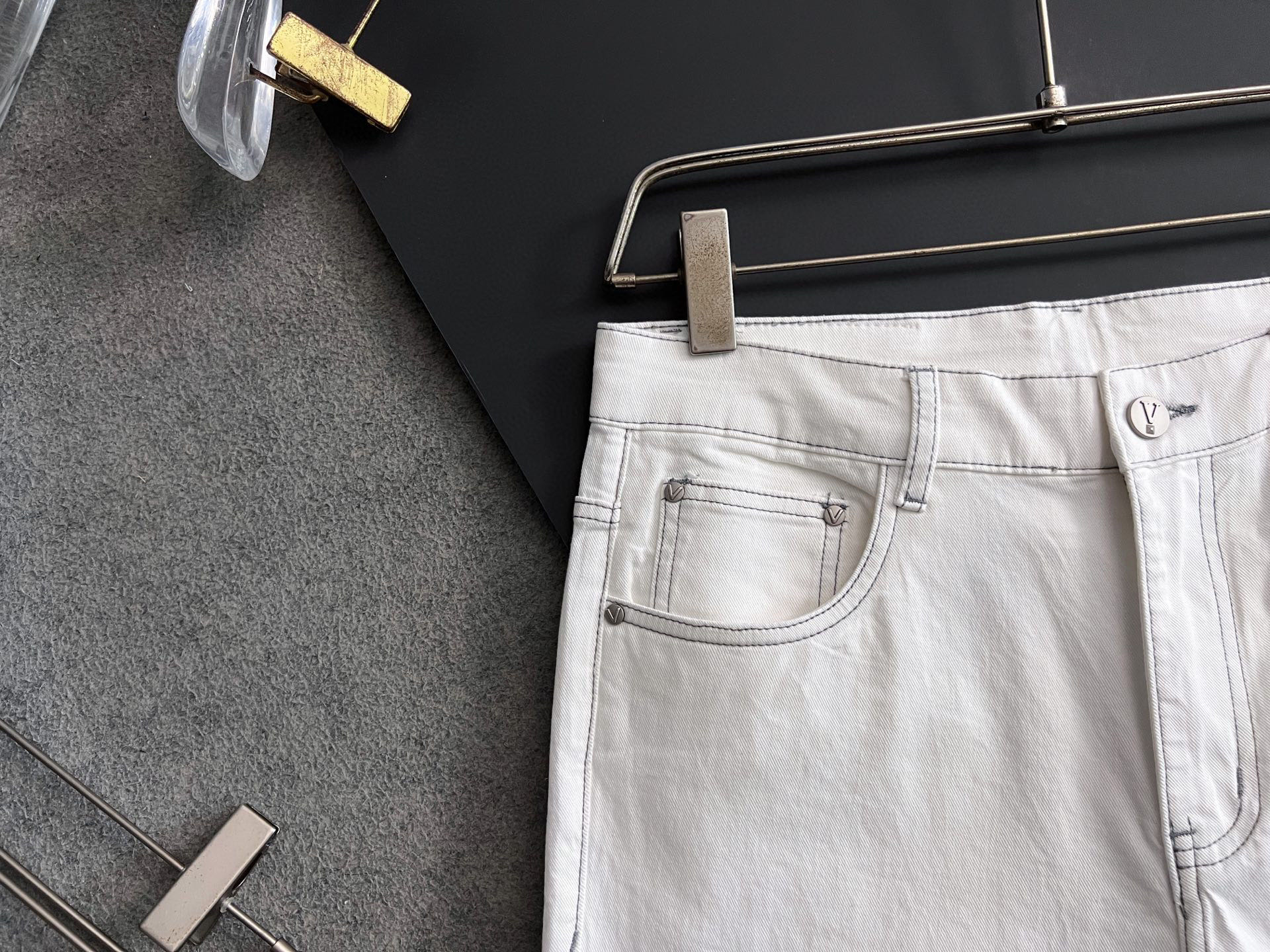 “Val Valentino Leisure Jeans: Original Water-Washing Fabric, Comfortable and Stylish, Unique Design” - 图片 5