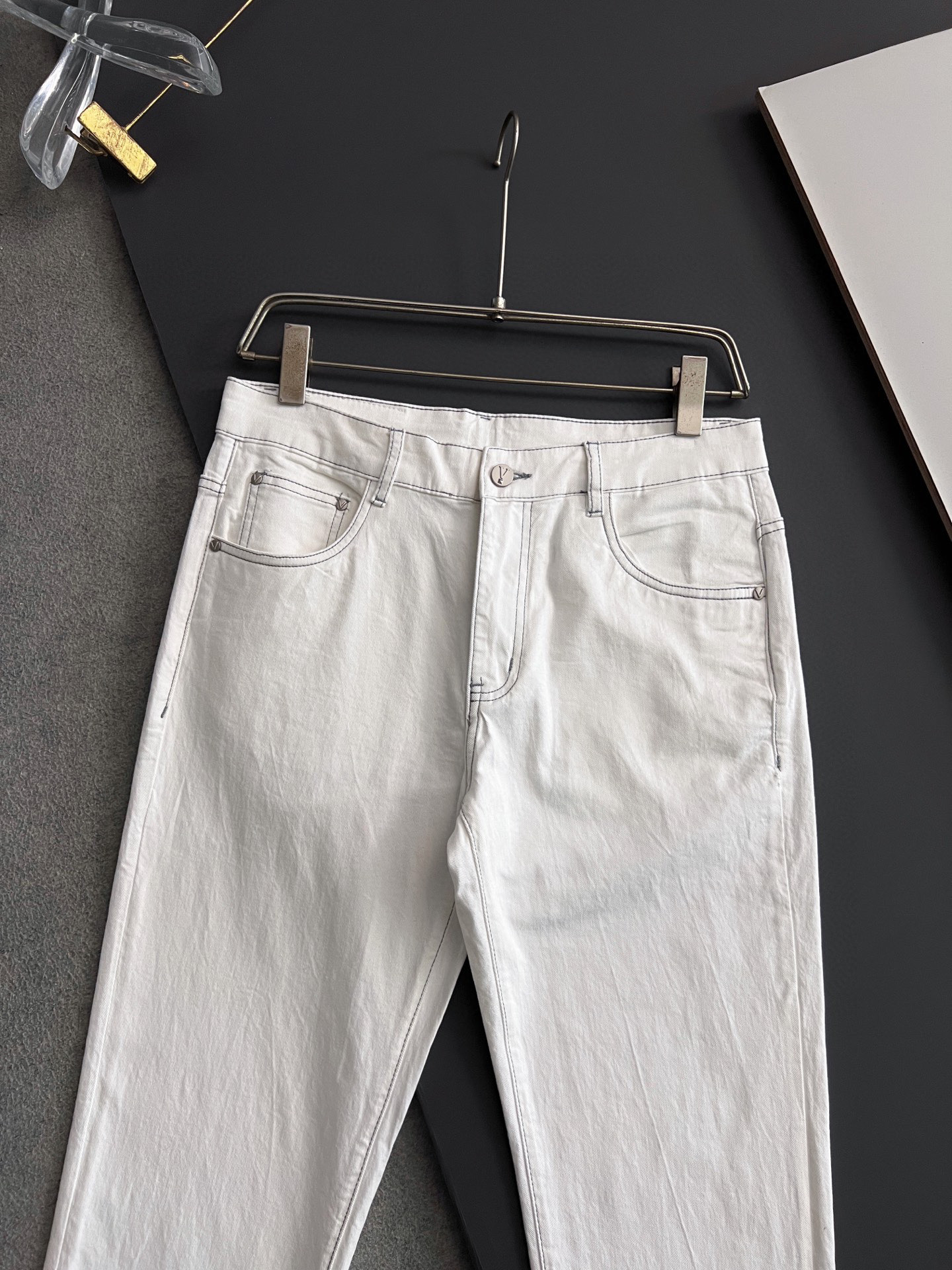 “Val Valentino Leisure Jeans: Original Water-Washing Fabric, Comfortable and Stylish, Unique Design” - 图片 4