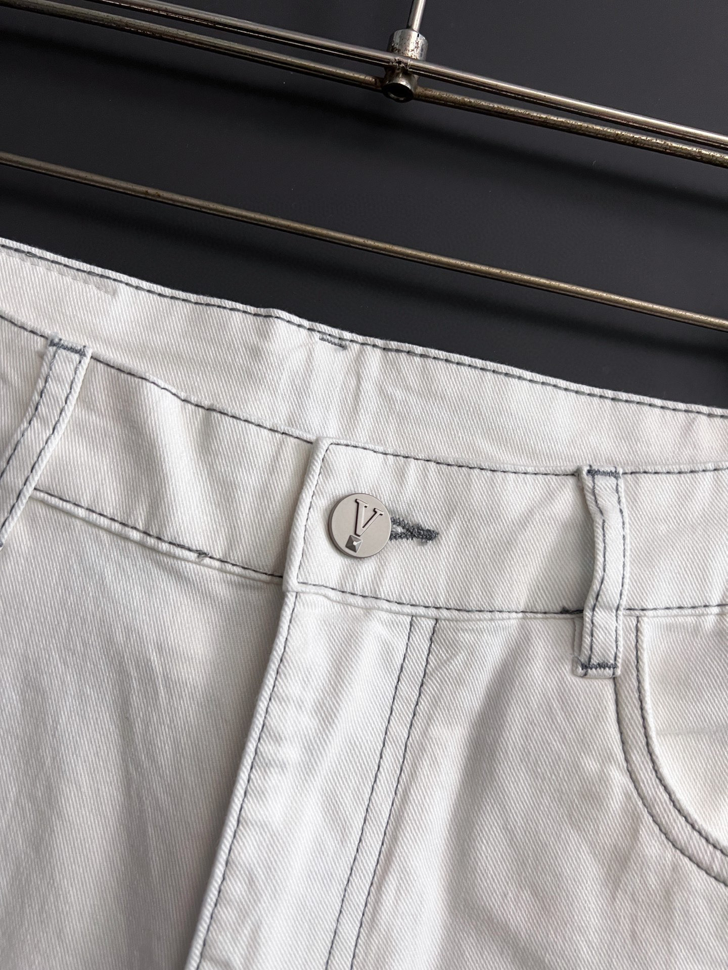 “Val Valentino Leisure Jeans: Original Water-Washing Fabric, Comfortable and Stylish, Unique Design” - 图片 6
