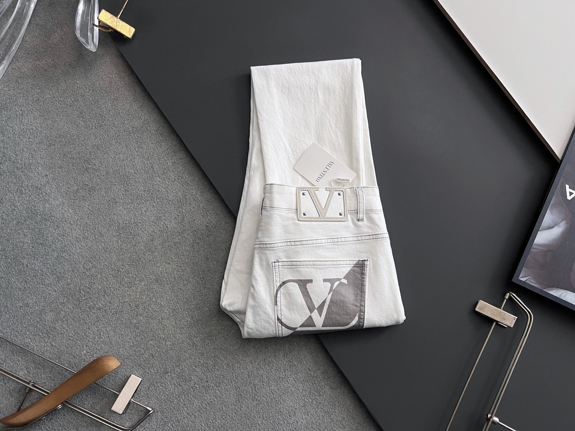 “Val Valentino Leisure Jeans: Original Water-Washing Fabric, Comfortable and Stylish, Unique Design” - 图片 1