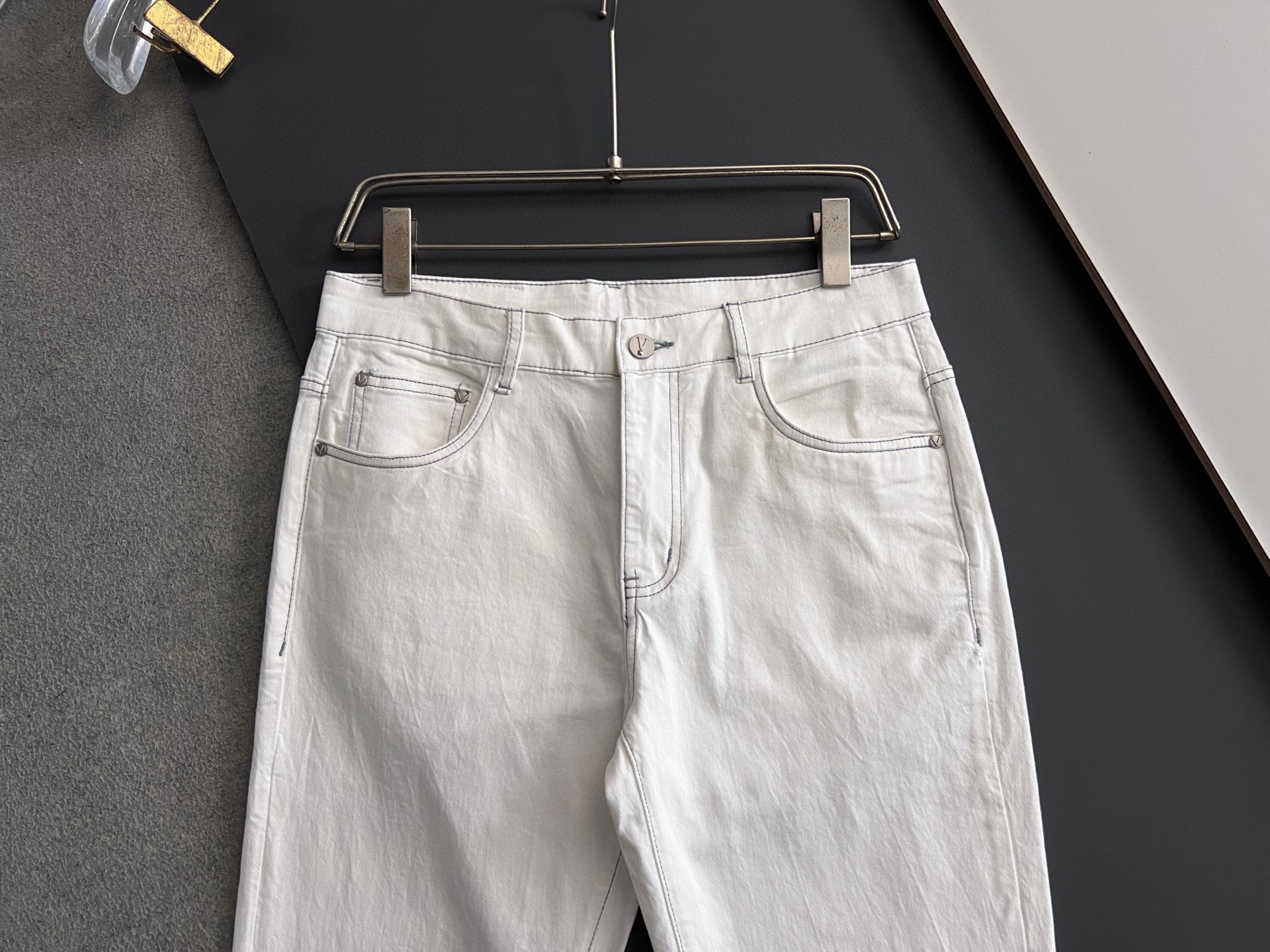 “Val Valentino Leisure Jeans: Original Water-Washing Fabric, Comfortable and Stylish, Unique Design” - 图片 3