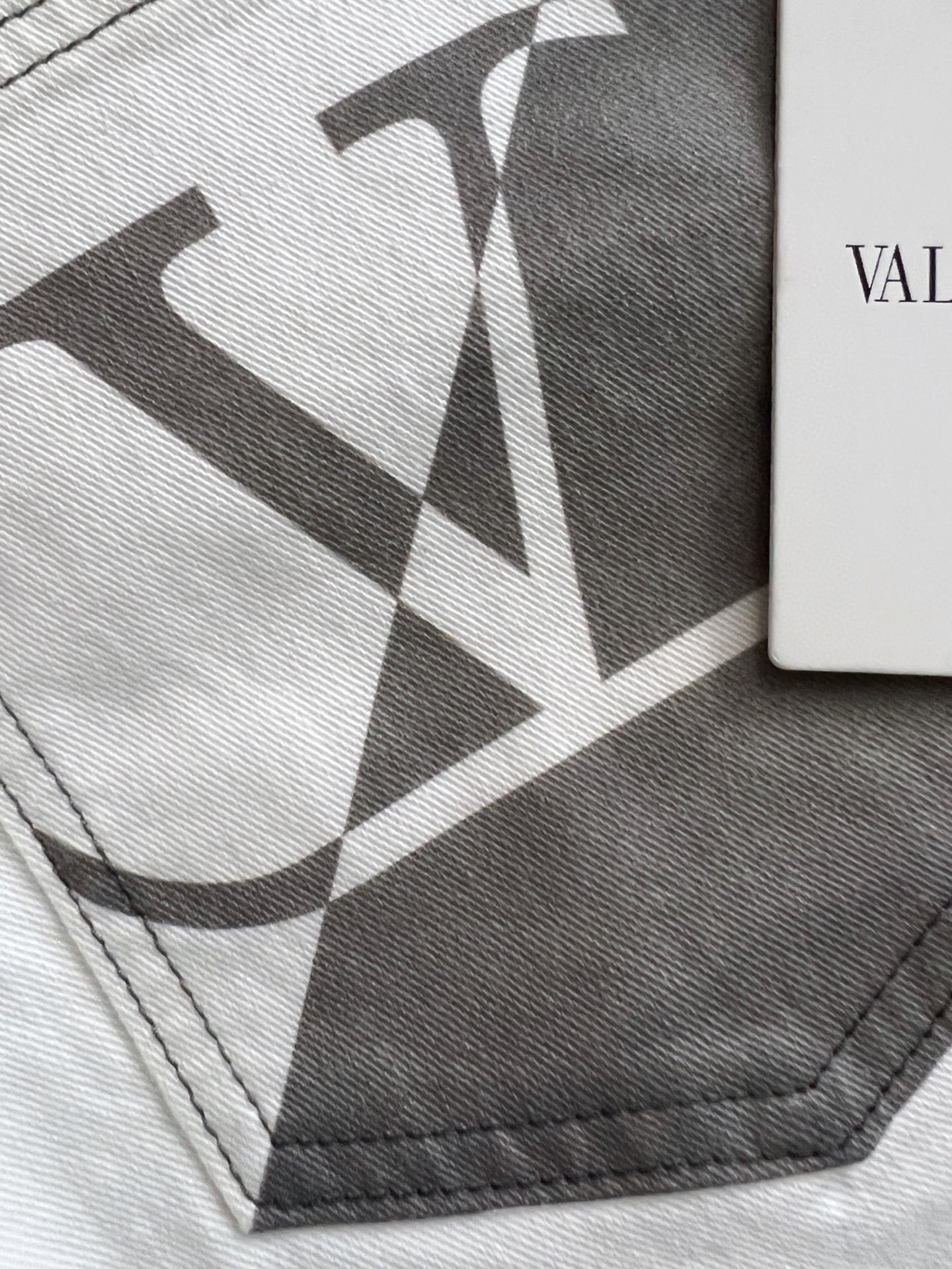“Val Valentino Leisure Jeans: Original Water-Washing Fabric, Comfortable and Stylish, Unique Design” - 图片 8