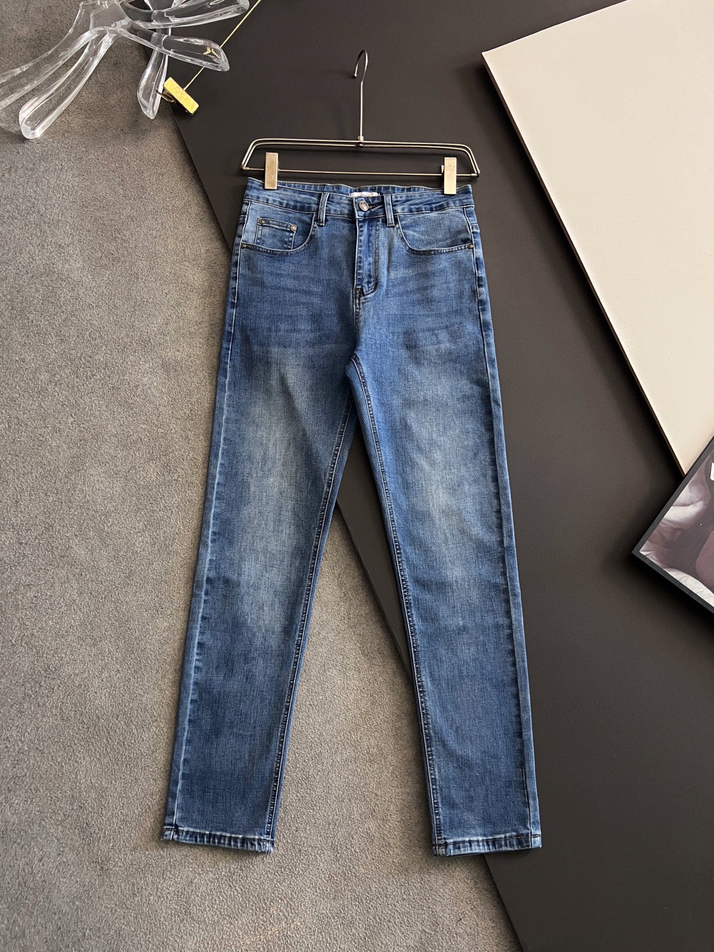 “High-Class Water-Washed Jeans with Unique Design and Comfortable Fabric” - 图片 2