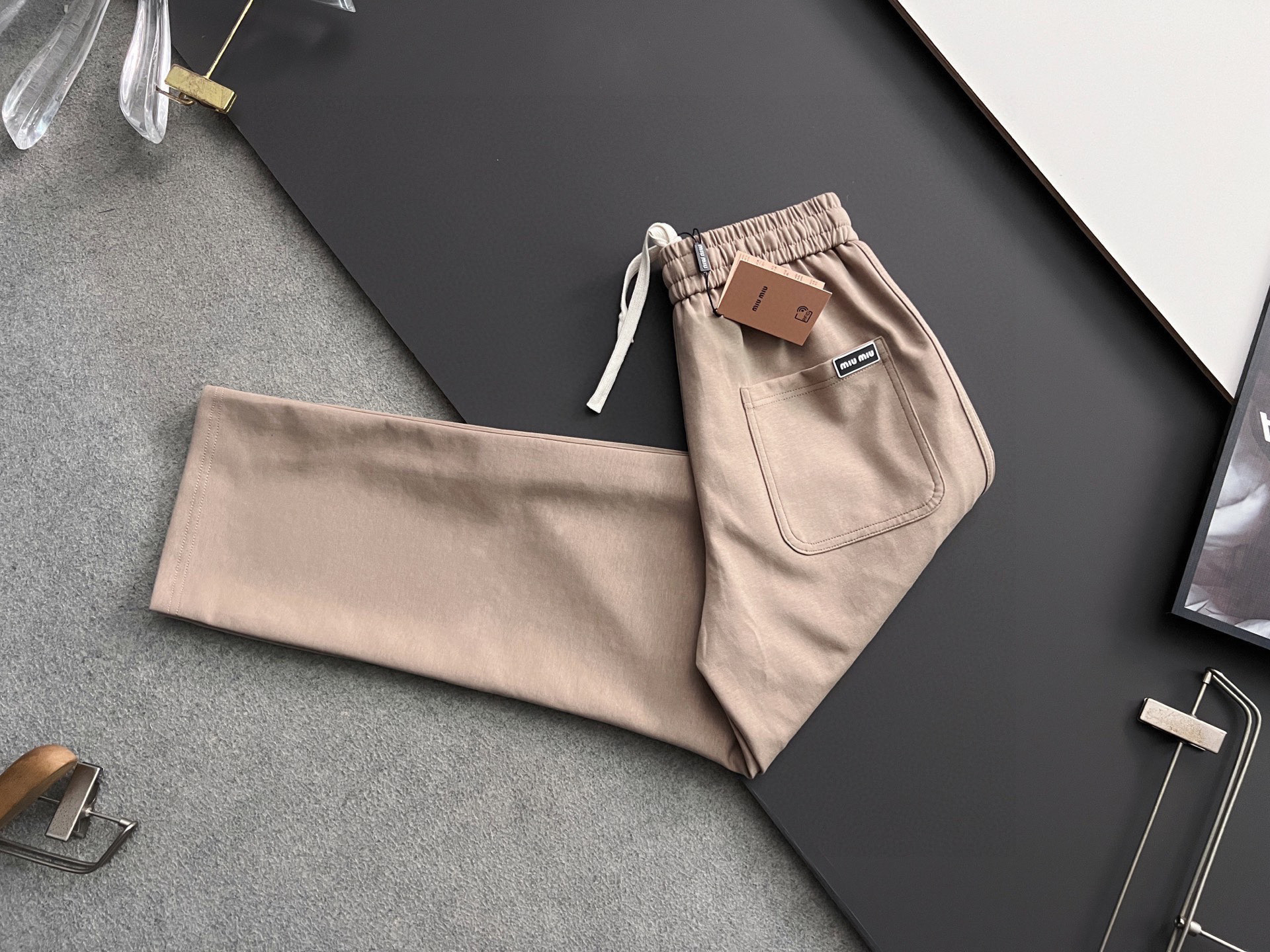 2025 Miumi Battered Loafer: Stylish, High-Quality Fashion with European Flair - 图片 9