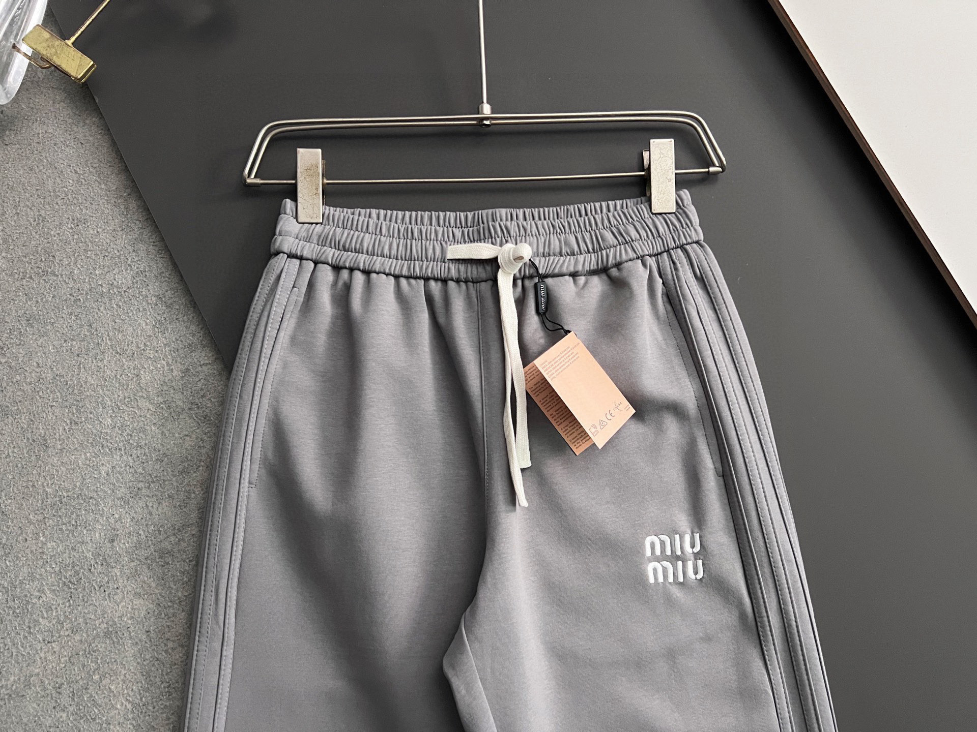2025 Miumi* Spring-Summer Collection: Stylish, High-Quality Pants with Imported Fabric - 图片 2