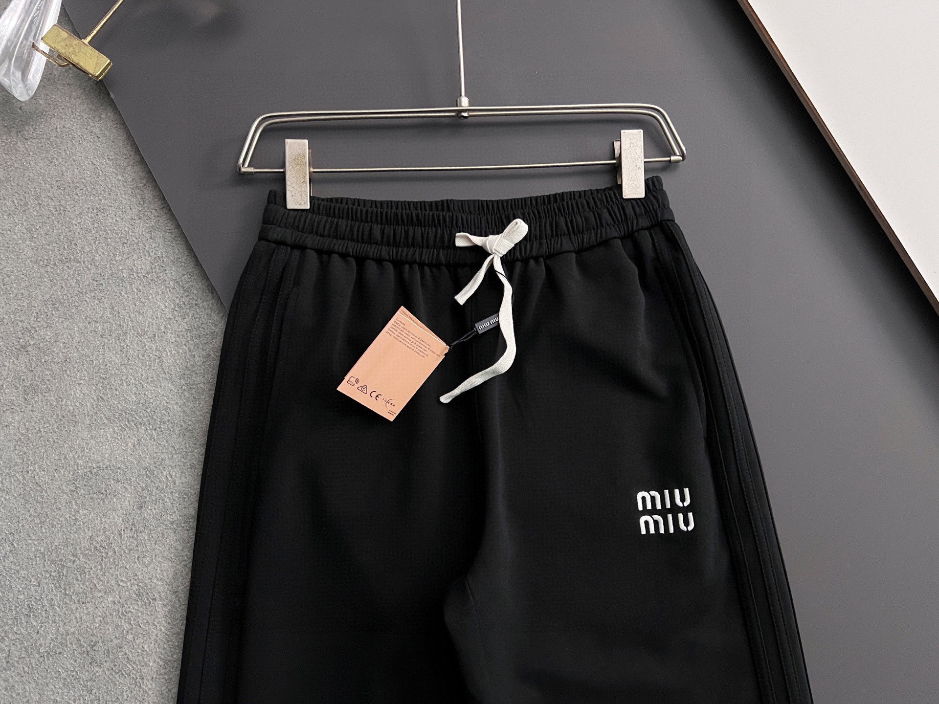 2025 Miumi* Battered Loafer: European Style Fashion with High Quality Fabrics - 图片 2