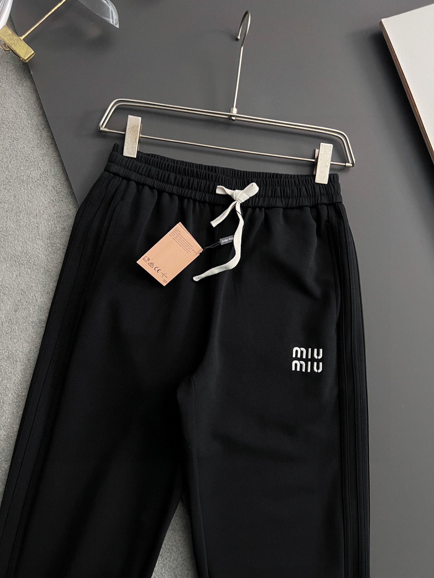 2025 Miumi* Battered Loafer: European Style Fashion with High Quality Fabrics - 图片 3