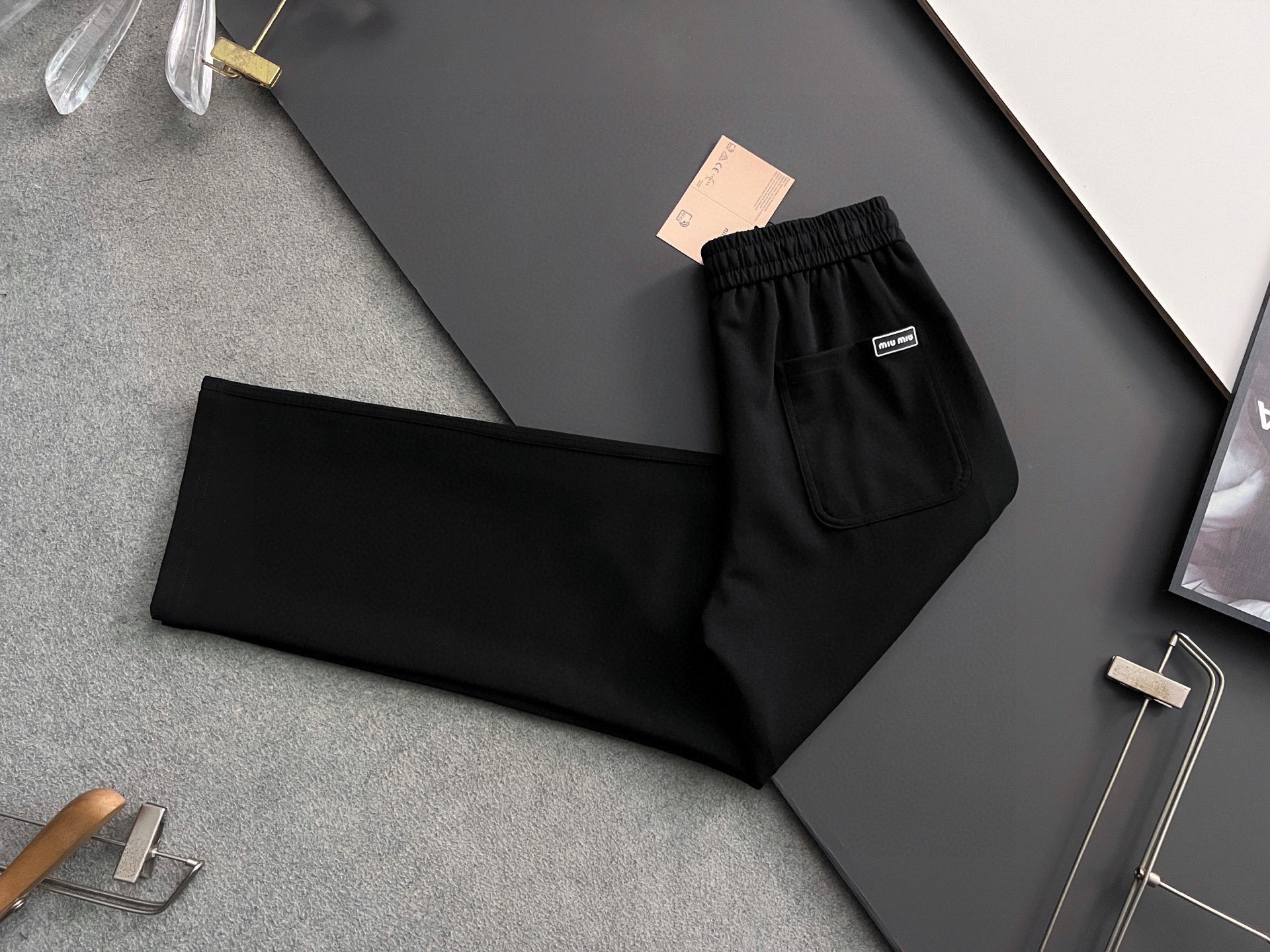 2025 Miumi* Battered Loafer: European Style Fashion with High Quality Fabrics - 图片 9