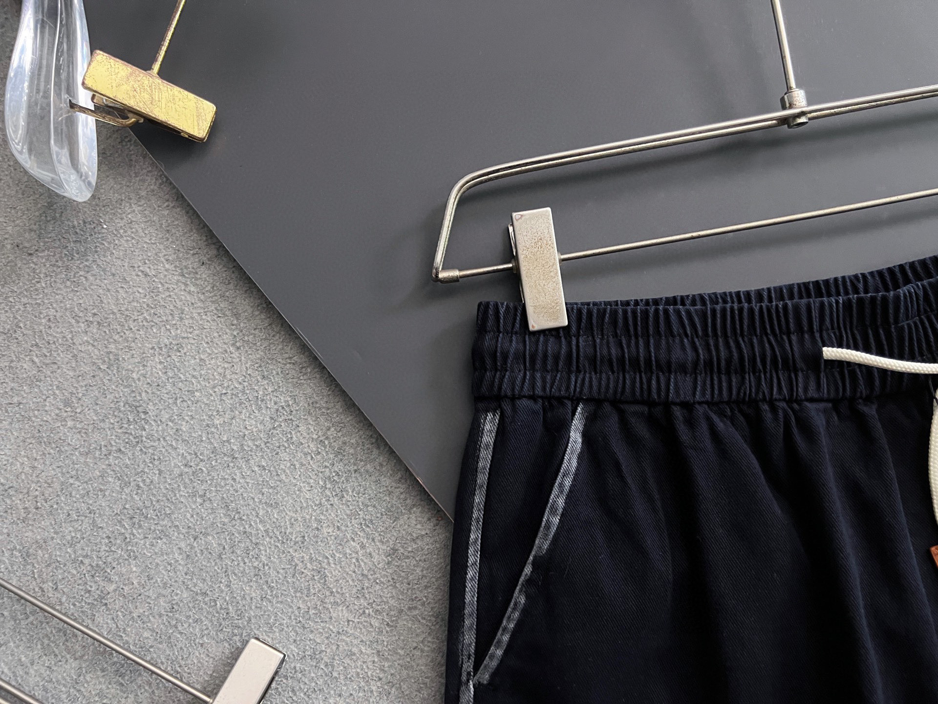 Loe* Blast Pure Cotton Shorts with Coloured Water Washes and True Silk Filaments - 图片 2