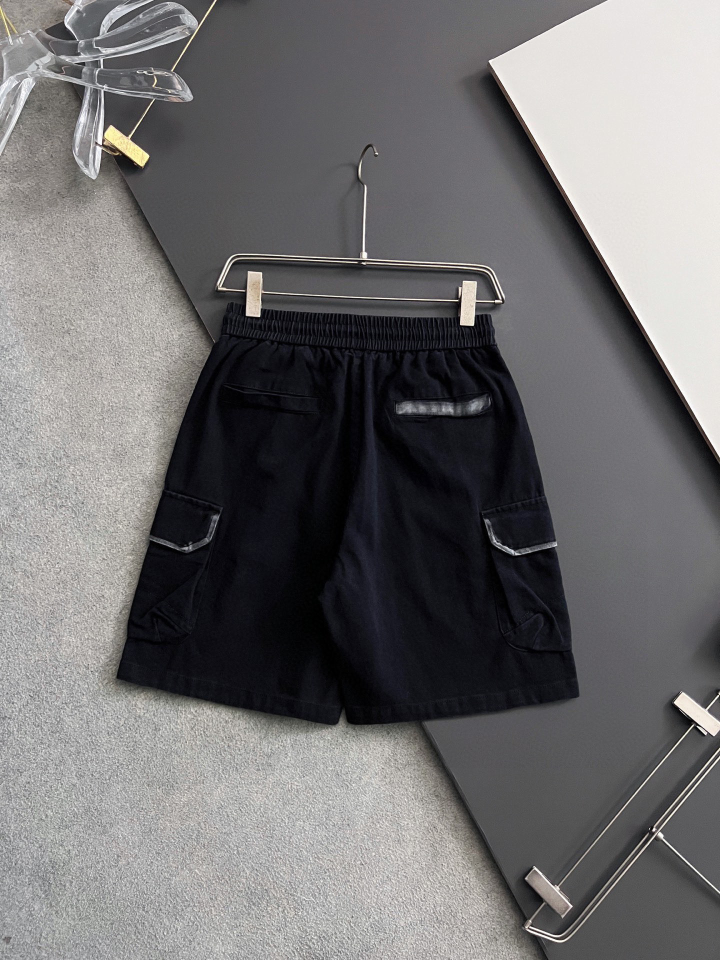 Loe* Blast Pure Cotton Shorts with Coloured Water Washes and True Silk Filaments - 图片 9