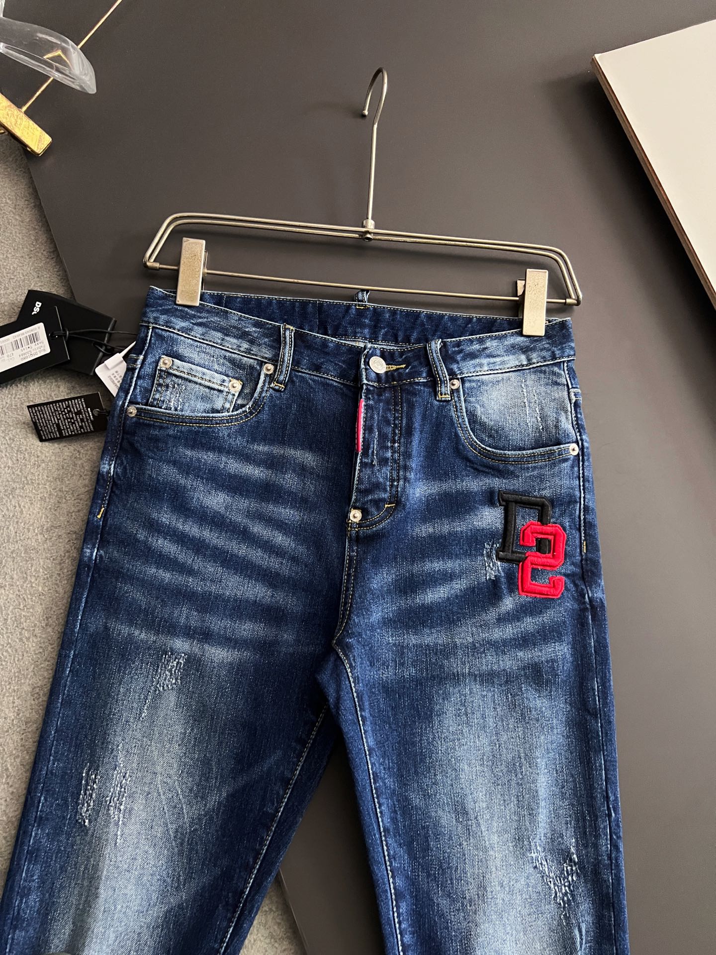 ）品质元单D2*、二次方重工水洗休闲牛仔短裤，进口原版水洗弹力面料，舒适有弹性，独特设计，版型超正，舒适