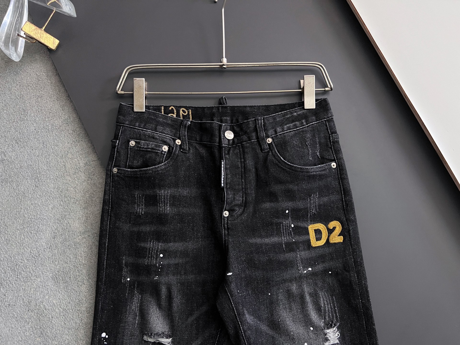 ）品质元单D2*、二次方重工水洗休闲牛仔短裤，进口原版水洗弹力面料，舒适有弹性，独特设计，版型超正，舒适