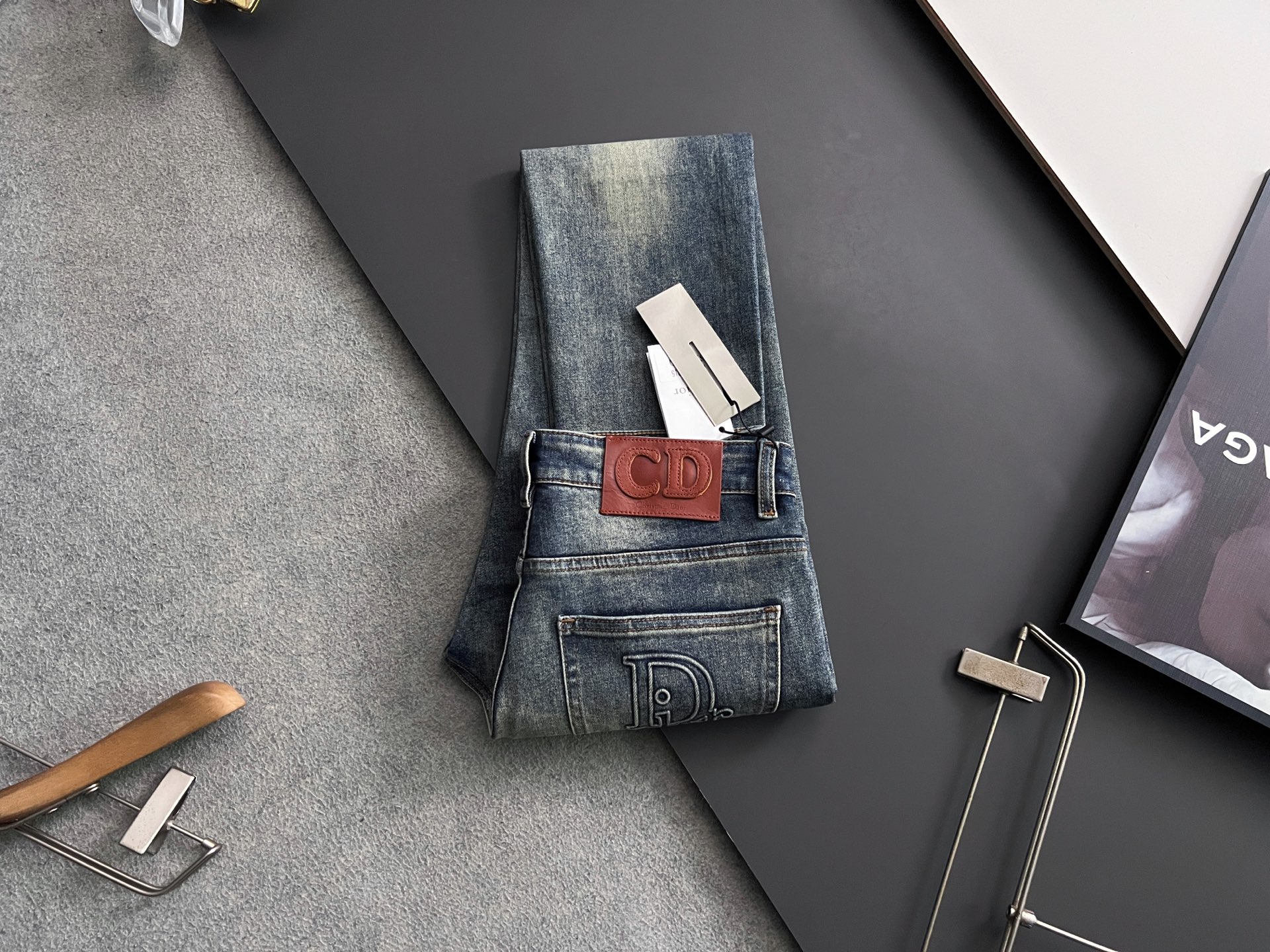 NO:450212,) CD*, heavy industry water-washed casual jeans, imported original washing elastic fabric, comfortable and elastic, unique design, super positive style, comfortable and breathable, extremely high grade, counter quality, handsome upper body, 29-40, jeans, alexander wang19860909）CD*、重工水洗休闲牛仔裤,进口原版水洗弹力面料,舒适有弹性,独特设计,版型超正,舒适透气,档次极高,专柜品质,上身帅气十足,码数29-40,,jeans,alexander wang,Men's clothing