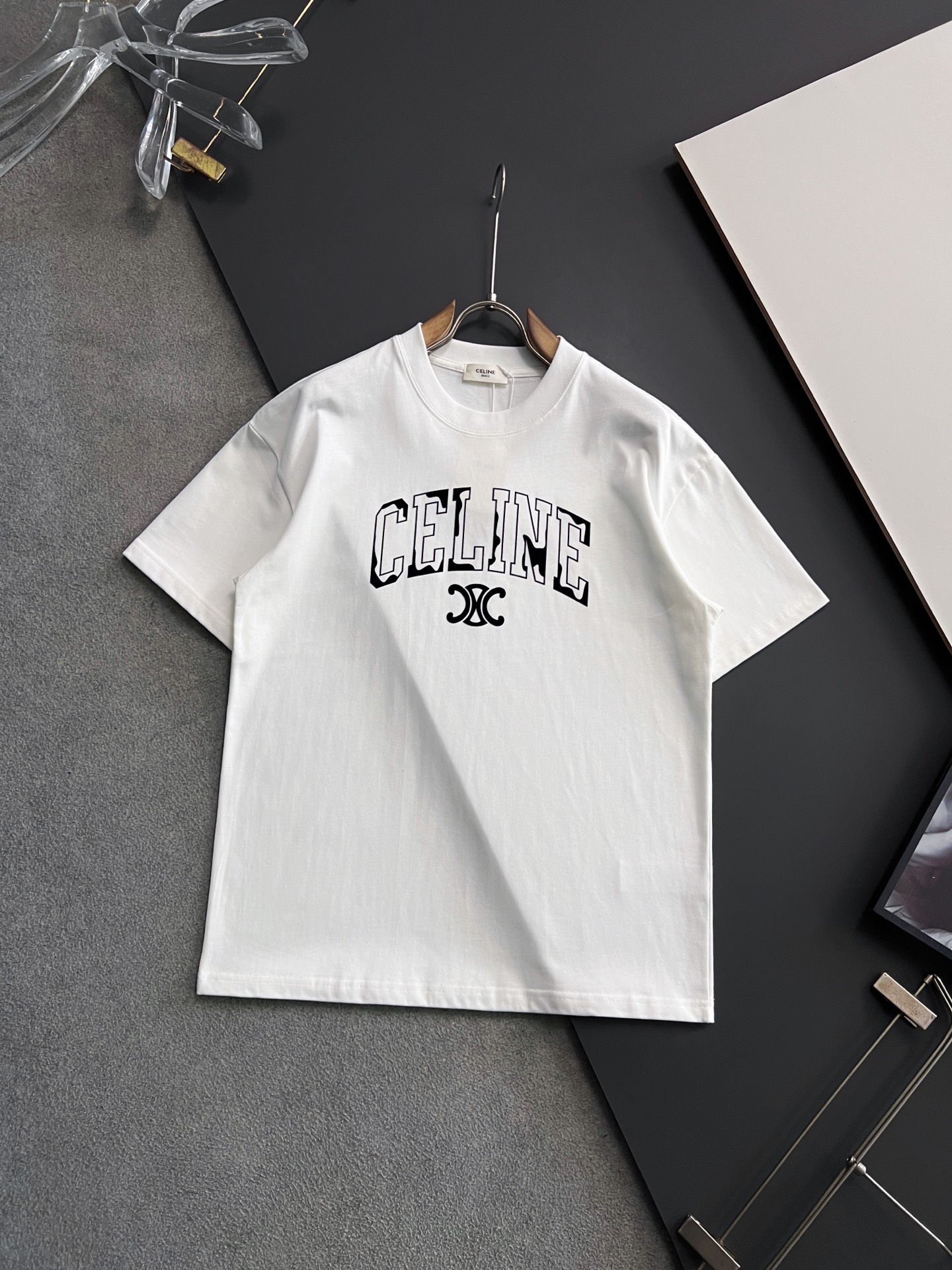 NO:450172,) Cel*, 2025Ss hot model 280g pure cotton double yarn hot model spot four-season series short-sleeved series, simple basic wardrobe artifact, casual and versatile must-have) workmanship and line texture, two colors recommended, white, black,) Exclusive version test, no solution for the upper body, suitable for anyone wearing [Strong] Number M-3XL,, T-shirt, alexander wang19860909）Cel*、2025Ss爆款280g纯棉双纱爆款现货四季系列短袖,简约基础衣橱神器, 休闲百搭必备款）做工走线质感一流,两色推荐白色、黑色、）独家版型测试上身无解谁穿都合适[强]码数Ｍ-3XL,,T-shirt,alexander wang,Men's clothing