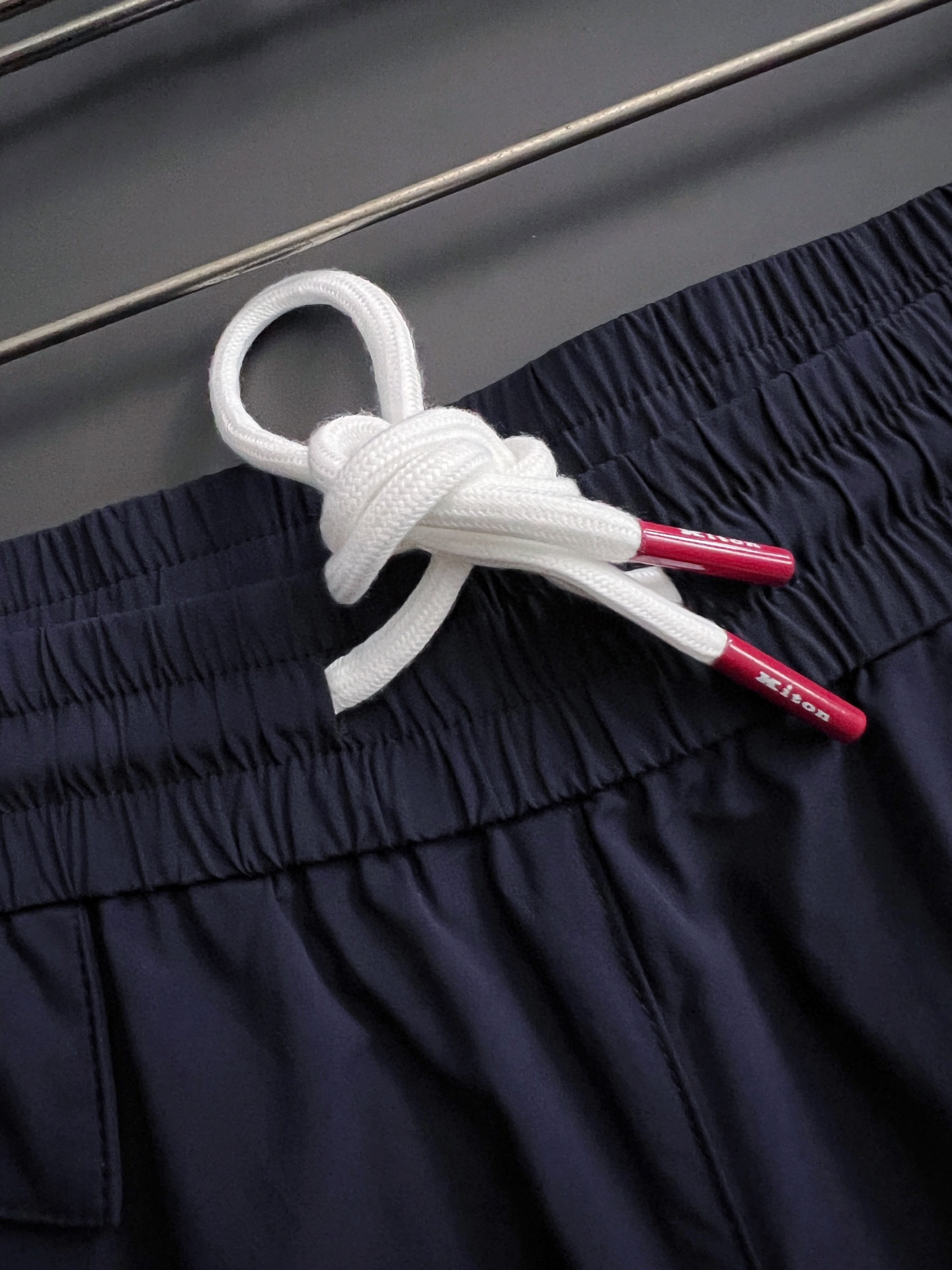 KITON25SS: High-Tech Fashion Shorts with Quality Details and Comfort Fit - 图片 8