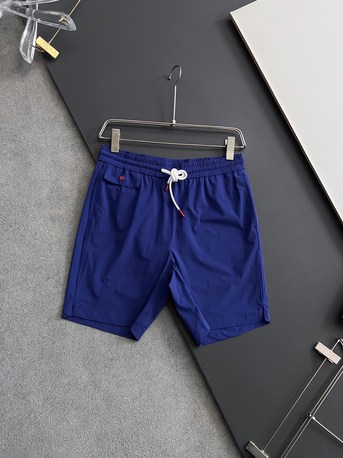 KITON25SS: High-Tech Fashion Shorts with Quality Details and Comfort Fit - 图片 1