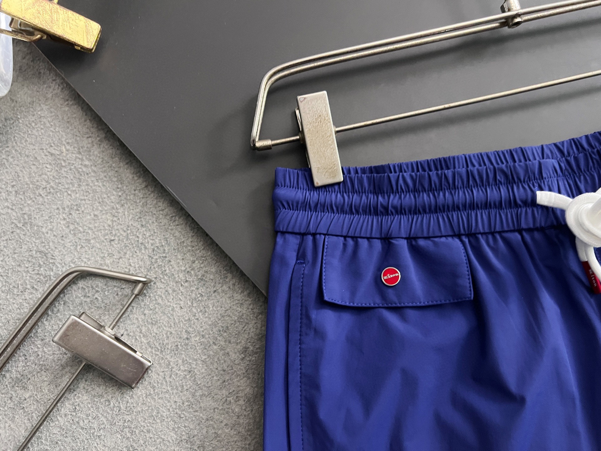 KITON25SS: High-Tech Fashion Shorts with Quality Details and Comfort Fit - 图片 2