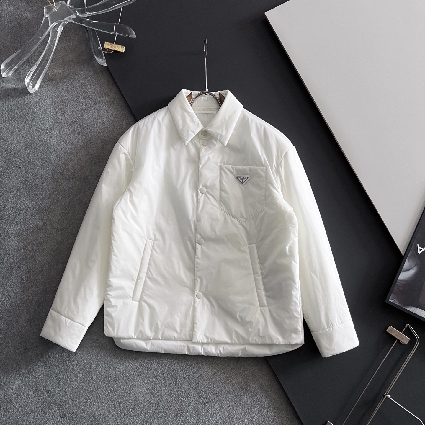 NO:521945,Prad* top jacket, 25Ss autumn and winter latest astronaut pilot liner thin cotton, perfect [strong] perfect [strong] perfect [strong], fabric is very comfortable, classic exclusive Zhangzi metal matching and modification technology is superb, upper body texture is invincible, standard size 48-56.,,prada, jackets & coats,alexander wang19860909Prad*顶级夹克、25Ss秋冬最新款宇航飞行员内胆薄棉,完美[强]完美[强]完美[强],面料非常舒适,经典专属章仔金属配比修饰技术精湛,上身质感无敌,标准尺码48-56.,,prada,jackets & coats,alexander wang,Men's clothing