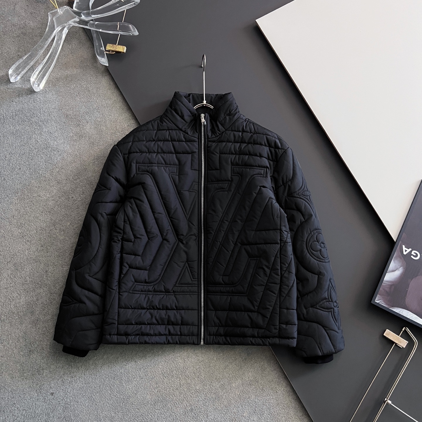 NO:514448,1V, 2025AW autumn and winter new diamond-shaped cotton jacket, this diamond-shaped cotton jacket adopts a pleated cotton design, which feels very comfortable. It is not only warm but also high-end. The button-style opening and closing can better highlight the temperament of the clothes. The upper body is fashionable and versatile, and it is in line with everyday wear. It is one of the must-have items in winter. Highly recommended!  Color: Beige Black Size M-3XL, Jackets & coats,alexander wang198609091V、2025AW秋冬新款菱型格棉外套,这款菱型格棉服外套采用裥棉设计,手感非常舒服,不仅保暖还上档次,纽扣式式开合更能凸显衣服的气质,上身时尚百搭,符合日常各种穿搭,是冬季的必备佳品之一.强烈推荐！ 颜色:米色 黑色 尺码M-3XL,,jackets & coats,alexander wang,Men's clothing