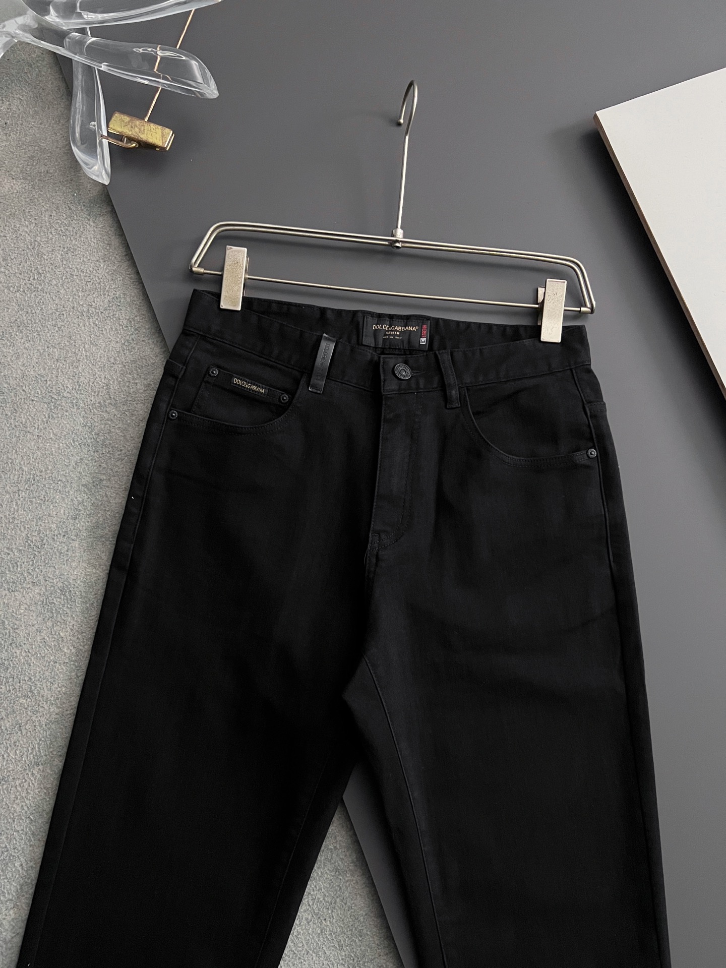 “High-Class Water-Washed Jeans with Unique Design and Comfort Features” - 图片 3